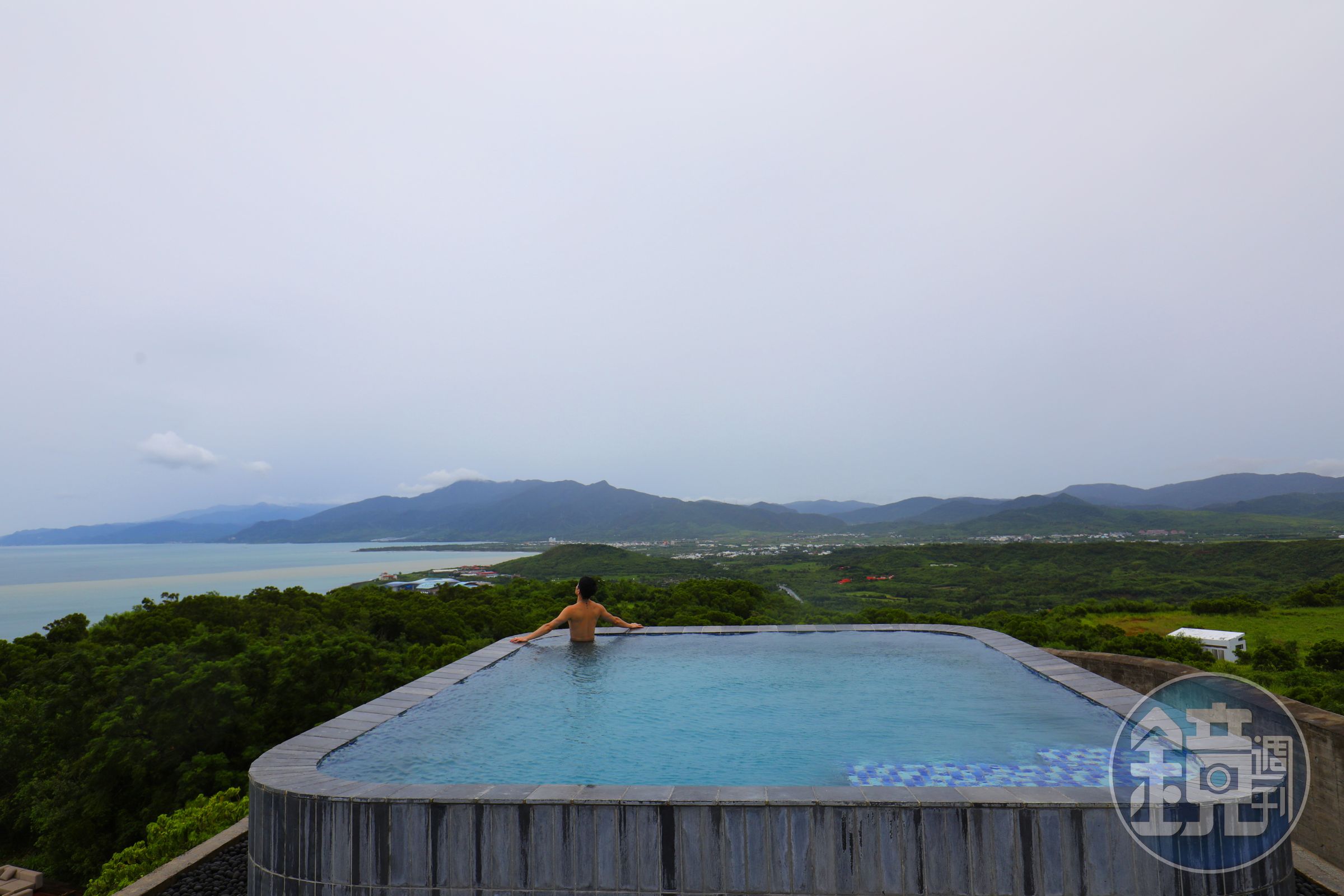 陰雨天時後方灰濛濛的山嵐與海又是另一番景象。