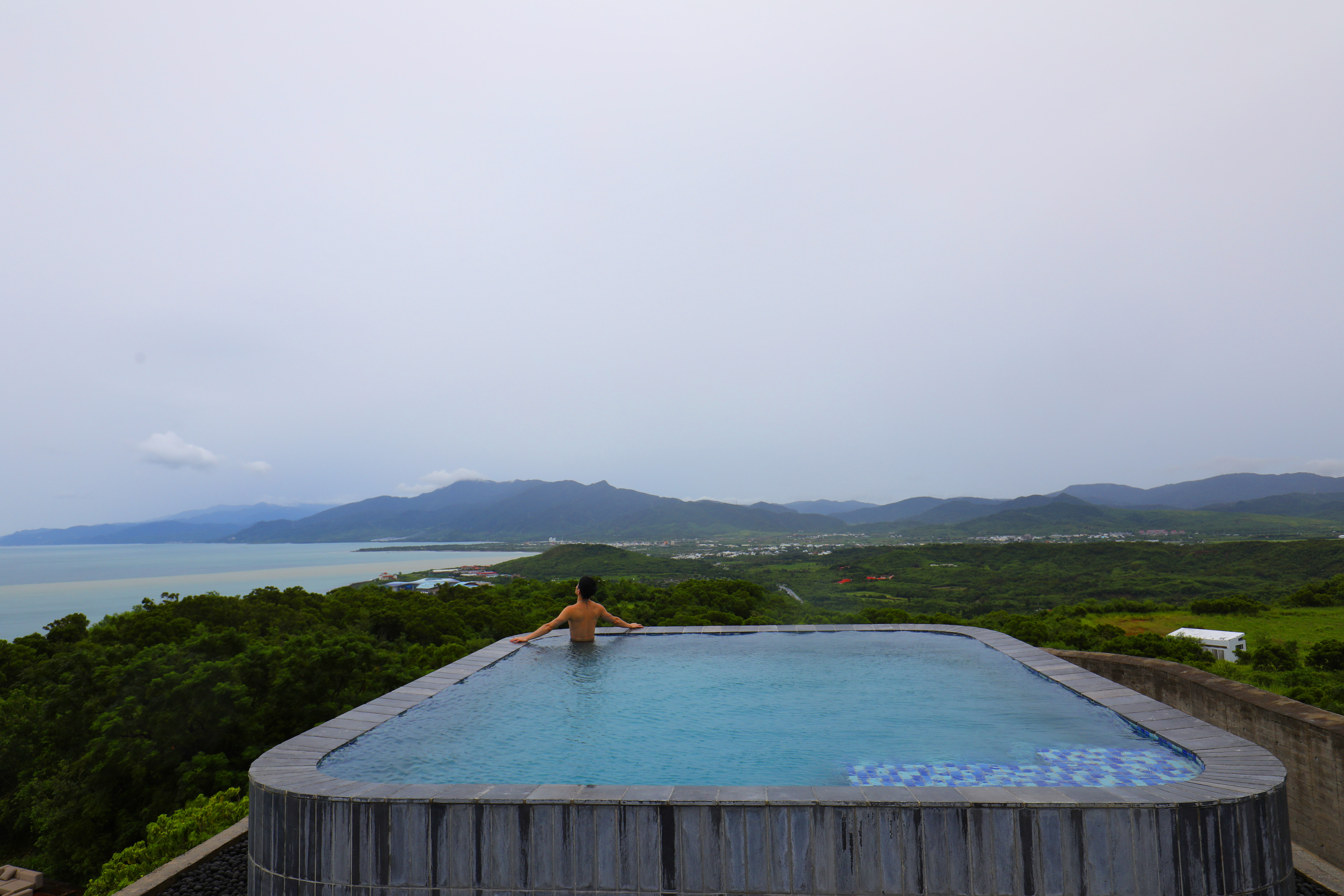 陰雨天時後方灰濛濛的山嵐與海又是另一番景象。