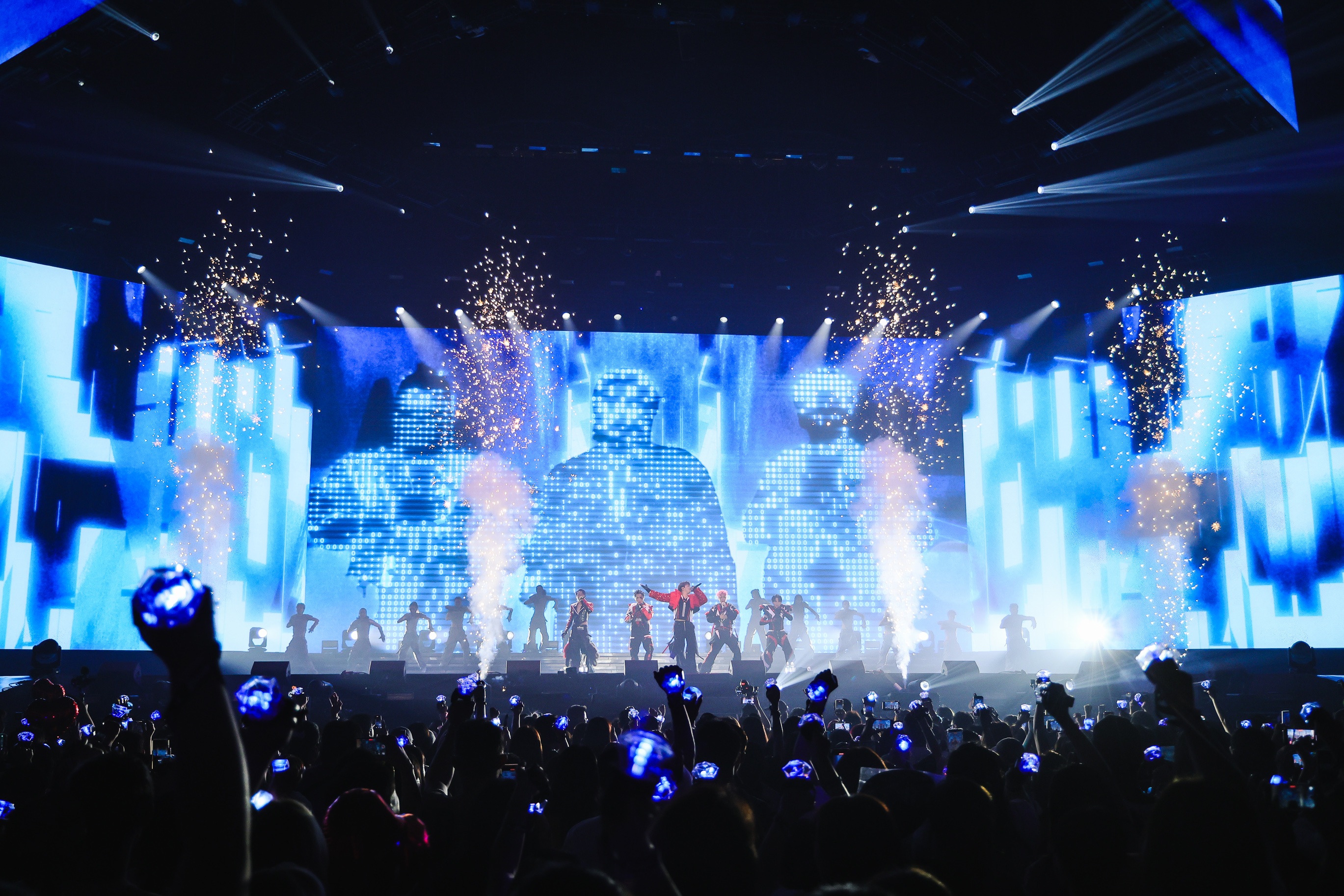 Energy再度站上台北小巨蛋開唱，全新舞台設計與橋段誓言帶來最有Energy的演出。（相信音樂提供）