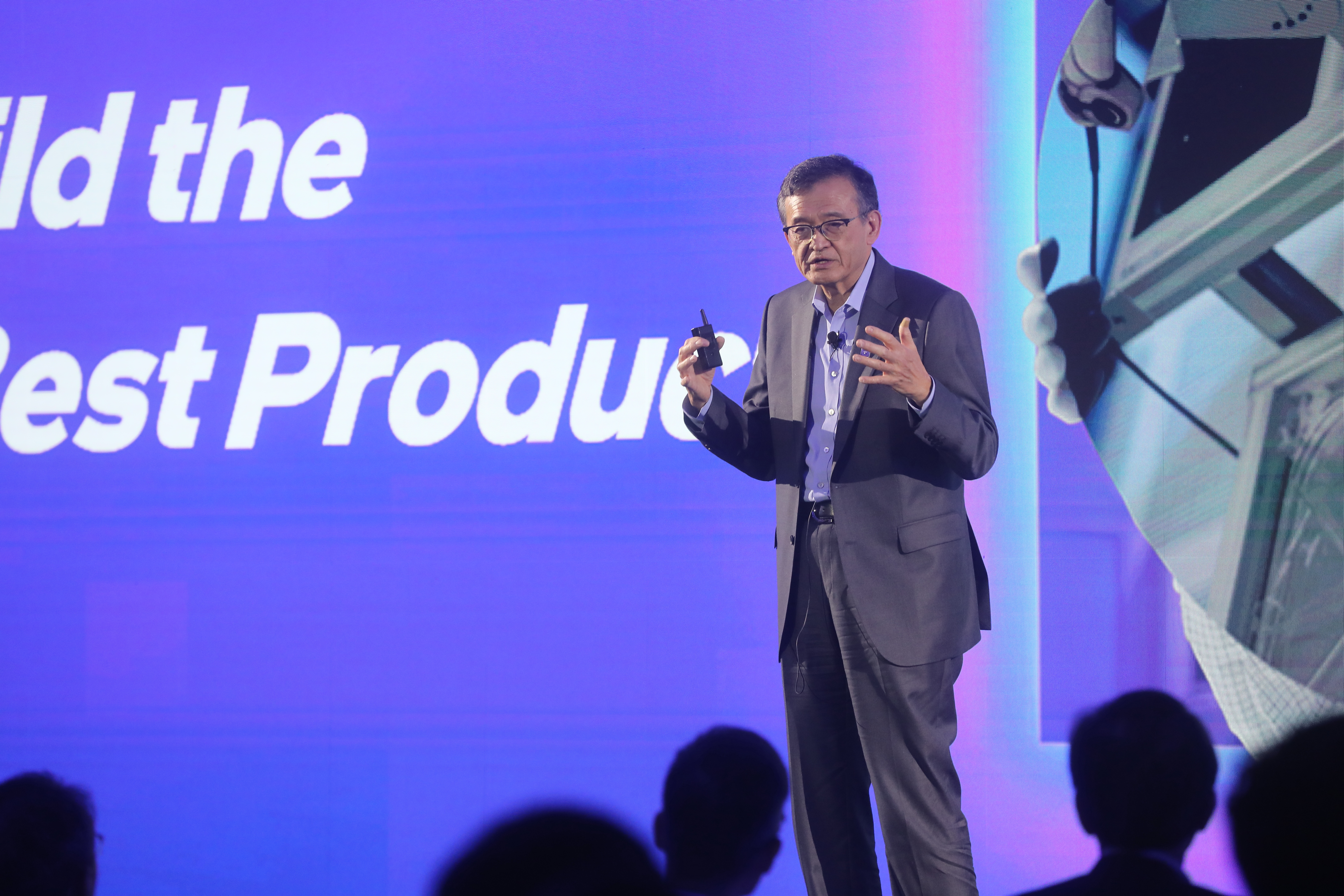 英特爾（Intel）執行長陳立武被美國總統川普點名該下台引發討論。