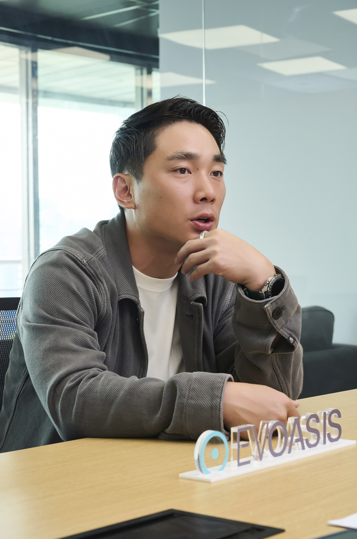 鄭旭捷表示EVOASIS App 整合多品牌站點與優惠機制，成為電動車主日常的重要工具。
