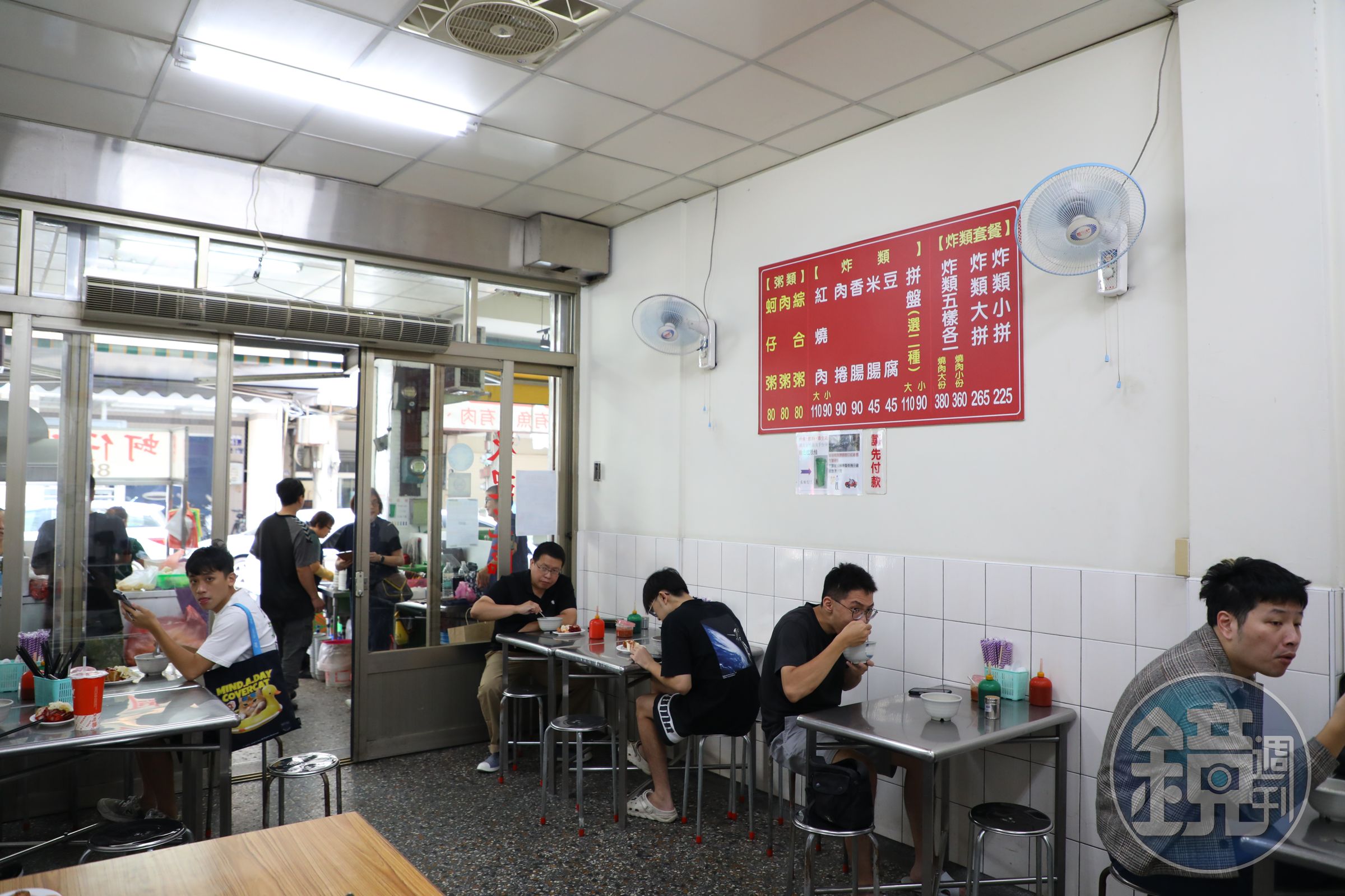 店裡窗明几淨,一整天都人潮不斷。
