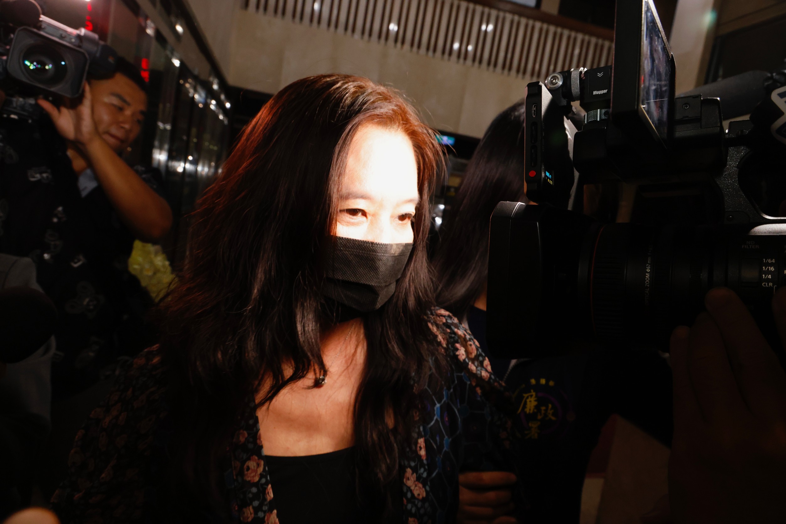 檢方在今天凌晨12時許，以罪嫌重大等為由將應曉薇聲請羈押禁見。