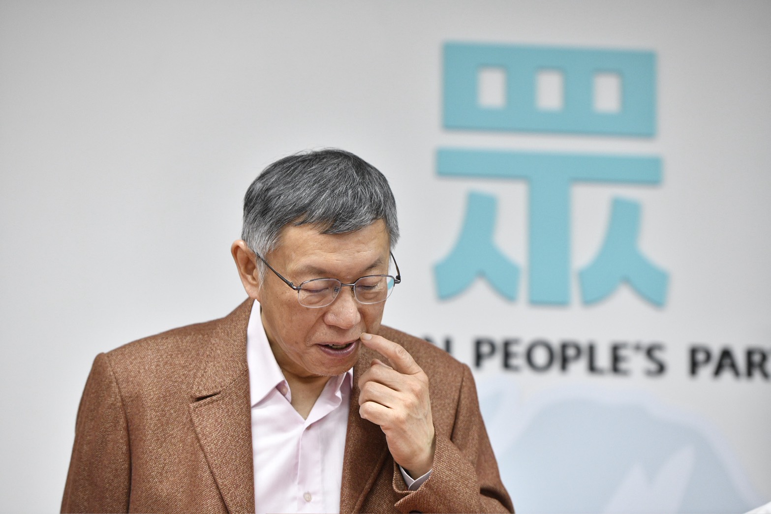 談到《世紀血案》，柯文哲轟民進黨執政18年了還在說沒真相。（鏡報李智為）