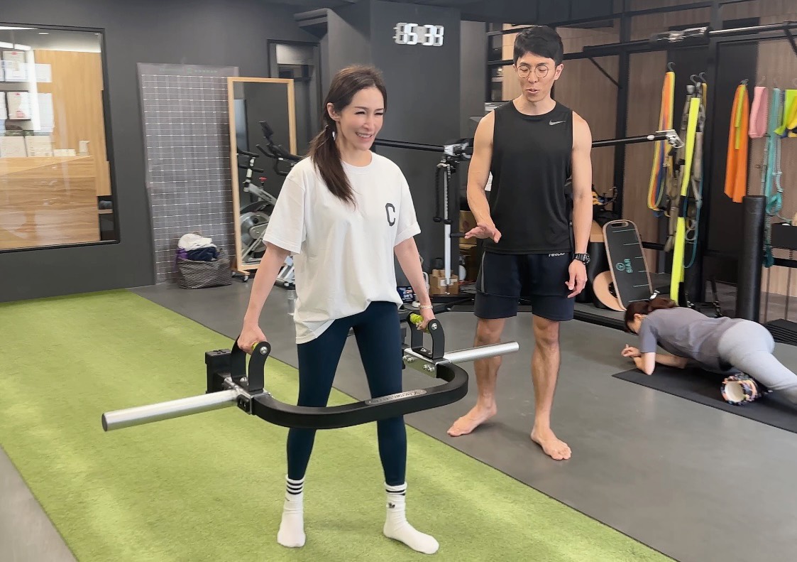 Elva蕭亞軒2022年因髖骨關節骨折，至今共動了更換人工髖關節等5次手術。（翻攝自Elva IG）