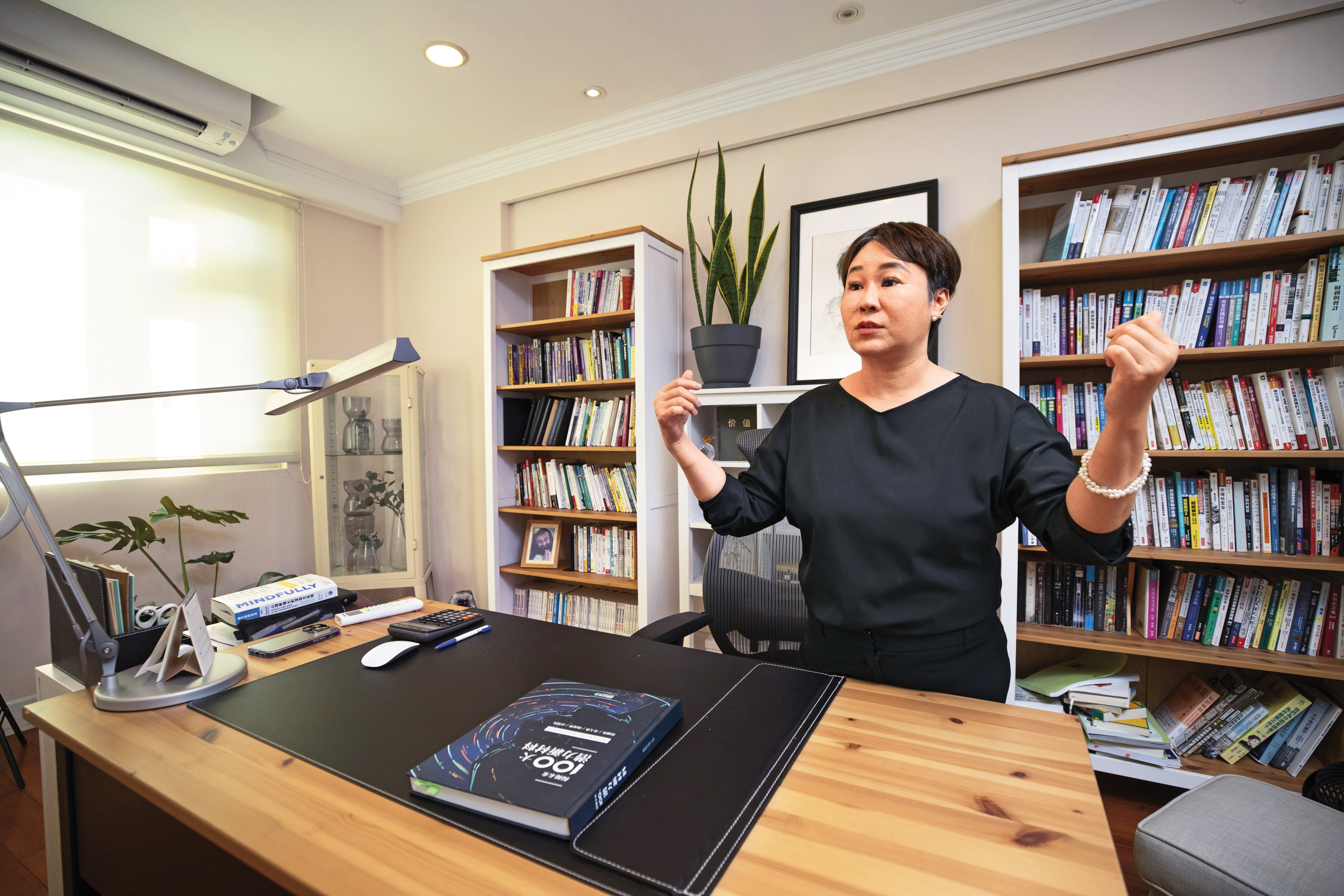 李雅雯說，市場在動盪時，要想辦法轉移注意力，她會攤開瑜珈墊盤腿冥想，讓腦中的雜念消失。