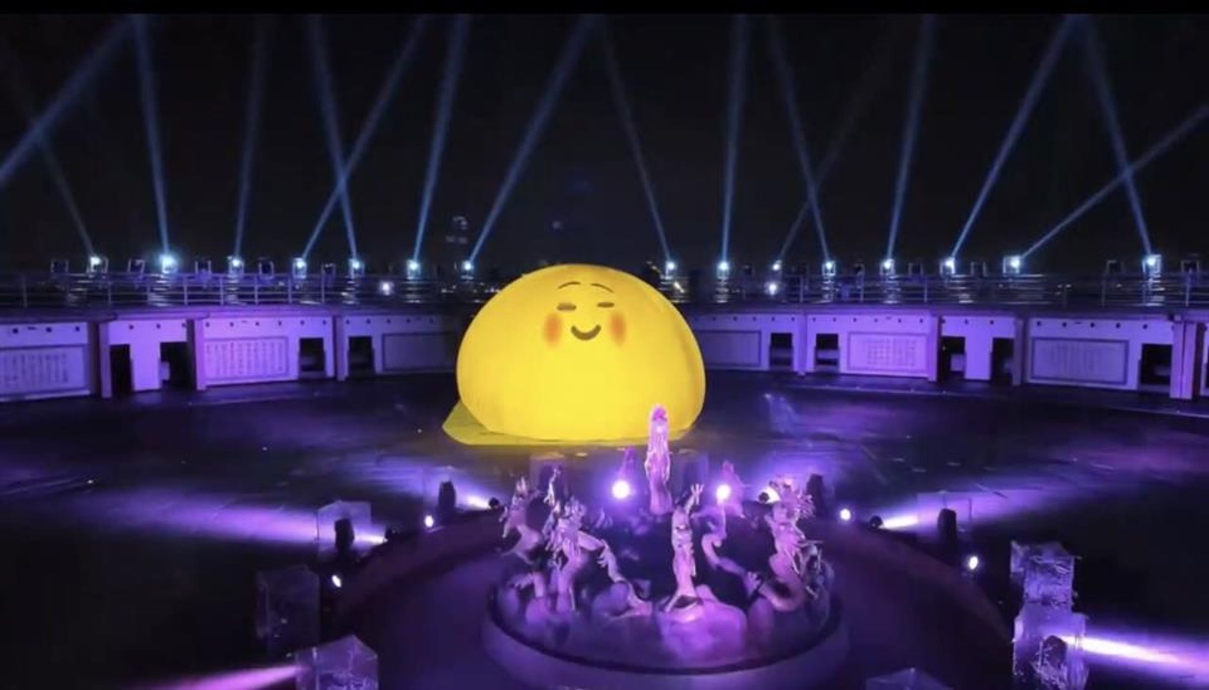 2025彰化月影燈季整個燈區裝置成emoji樂園，有精彩燈光秀演出。（彰化縣政府提供）