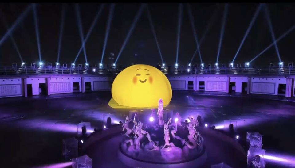 2025彰化月影燈季整個燈區裝置成emoji樂園，有精彩燈光秀演出。（彰化縣政府提供）