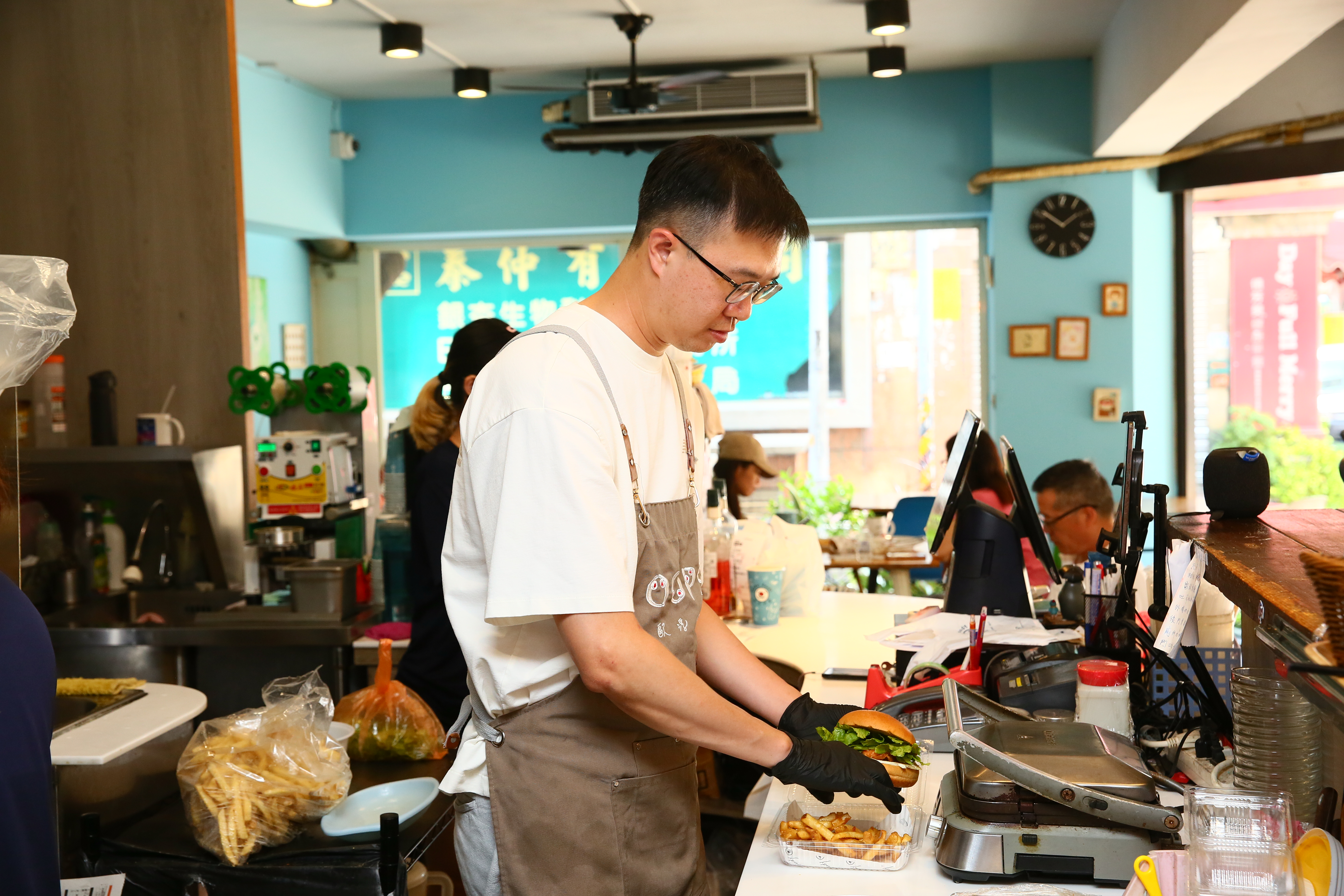 吳振承為還債，還是做他從小習慣的餐飲業。創業初期主打手作，曾一天埋首工作超過12小時拚現金。開店第四年還清債務。