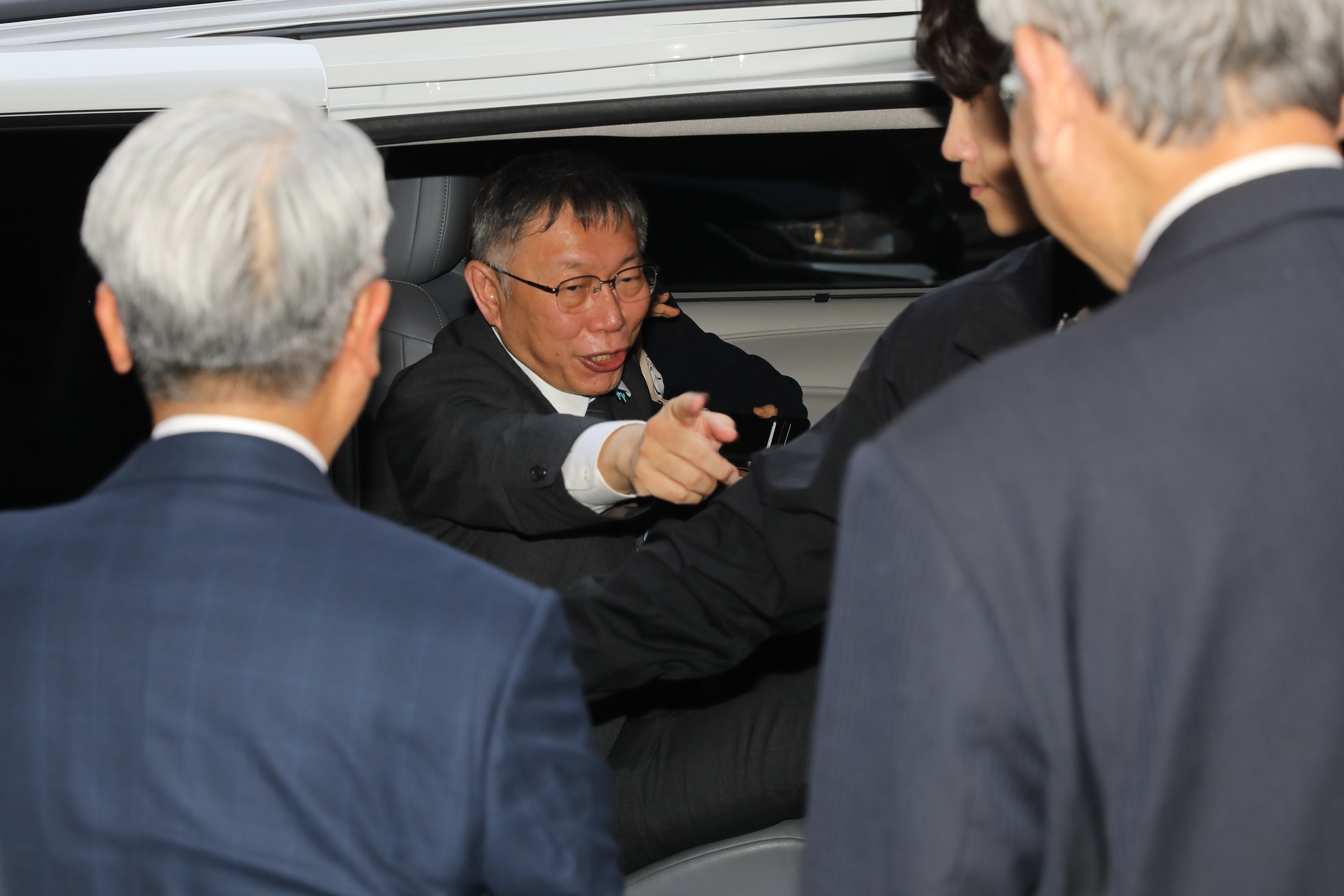 柯文哲自爆之前有人要出2億美元請他當副手，但是不排除是國際騙子。