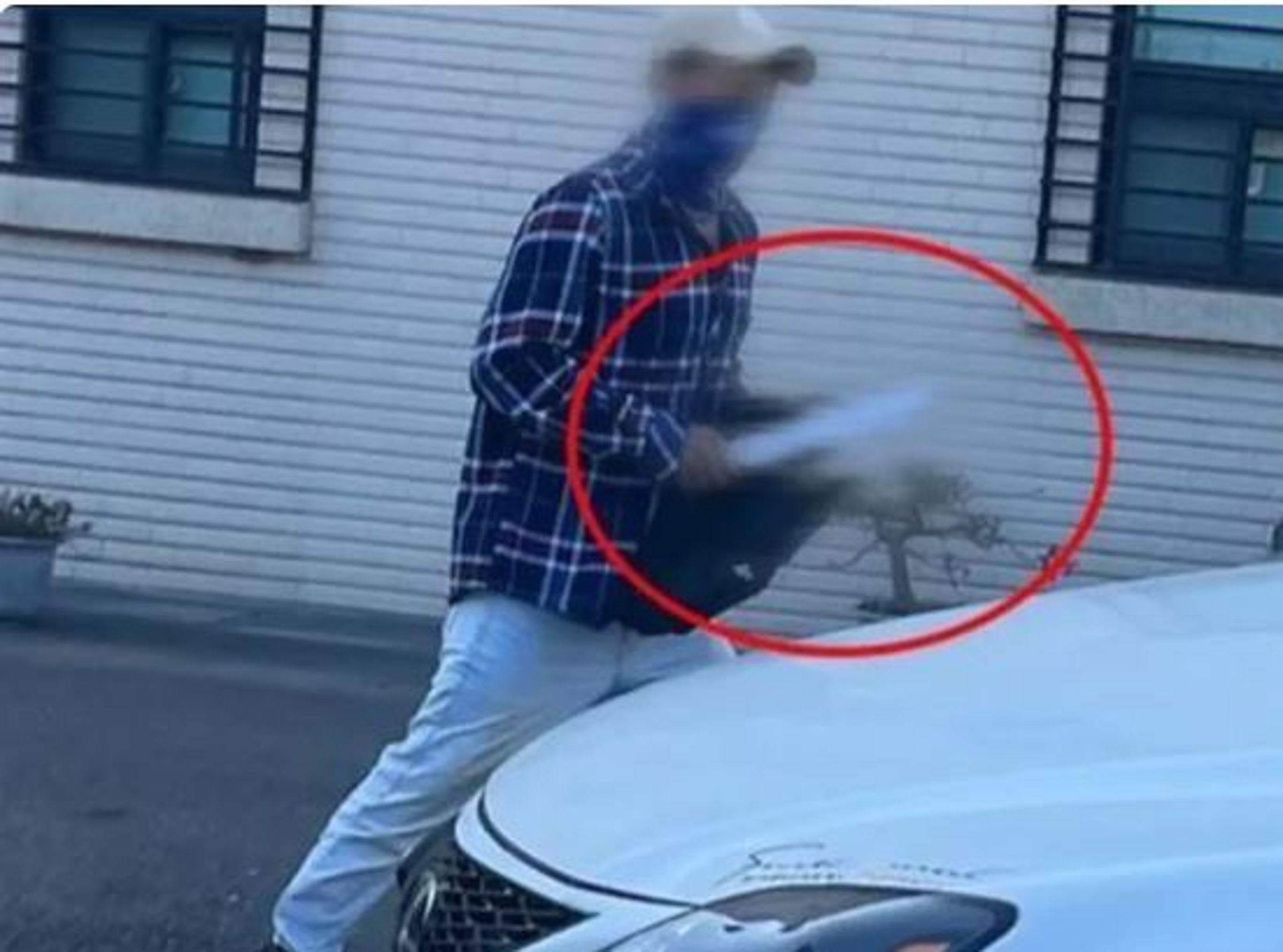 郭姓男子疑似數度遭人蓄意追撞及持藍波刀攻擊，遭攻擊時聽到有人聲稱「有人花錢買你的命」。（翻攝畫面）