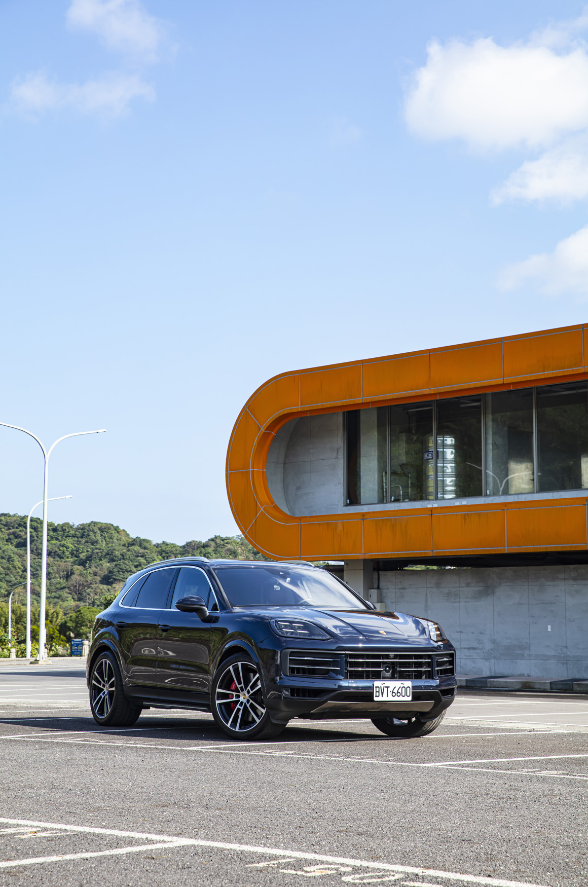 小改款三代目Cayenne S首次搭載了4.0升V8雙渦輪增壓汽油引擎，此引擎之前只在更高端的GTS等級中出現，不僅提供了卓越的性能，同時也可能是PORSCHE在Cayenne系列中最後一次使用大排氣量V8引擎。