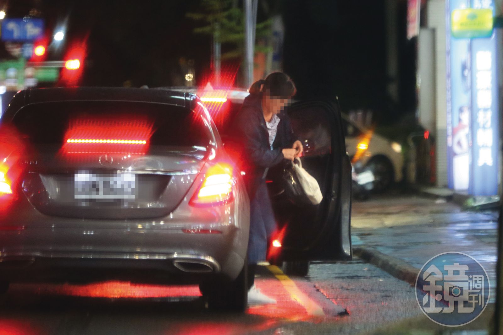 20：12，江坤俊把女祕書送到醫院附近，這才各自解散、踏上歸途