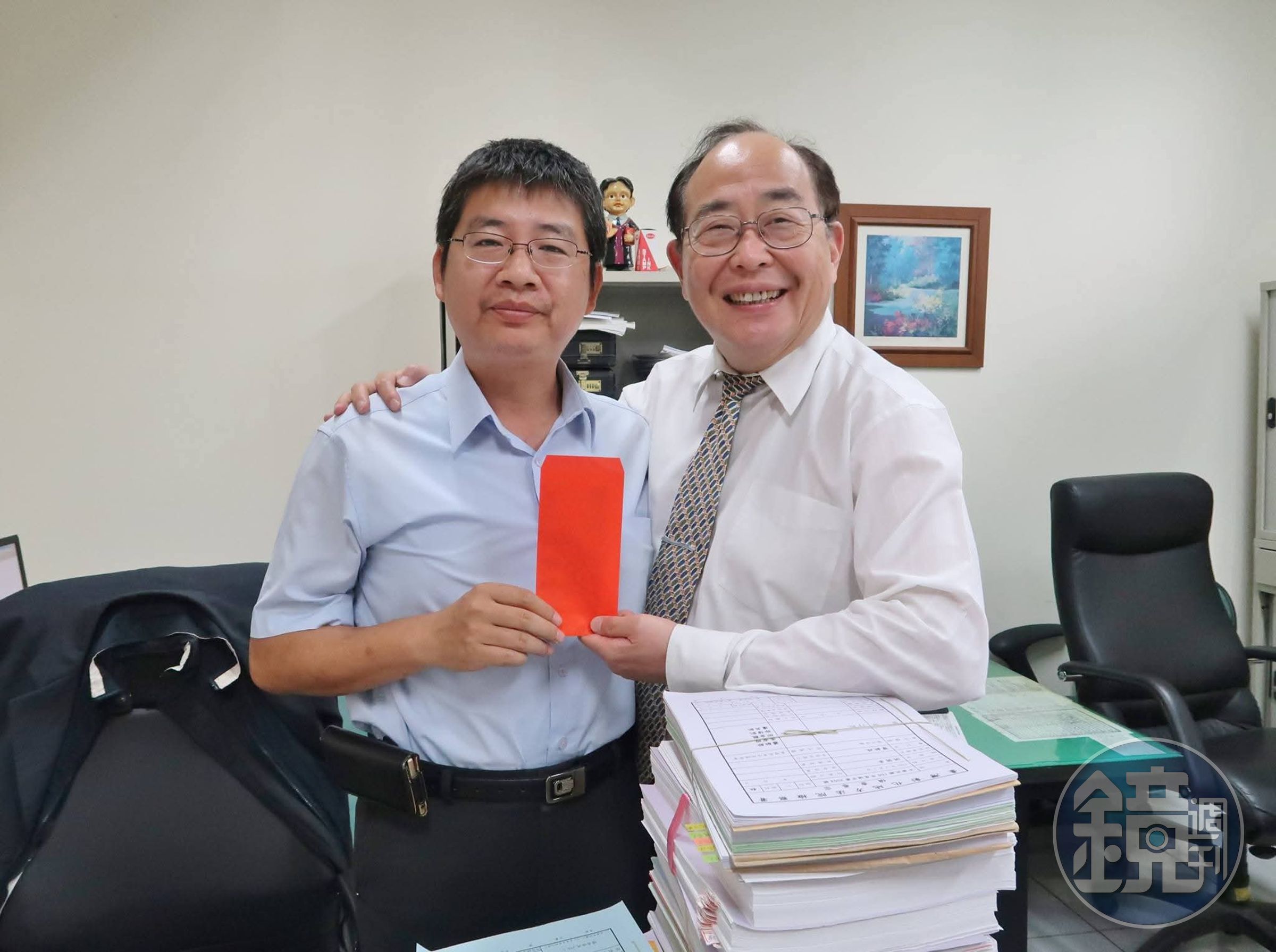 南投地檢署主任檢察官洪英丰(左)晚身體不適,送醫急救。右為時任檢察長黃玉垣致贈生日禮金。(彰檢官網)