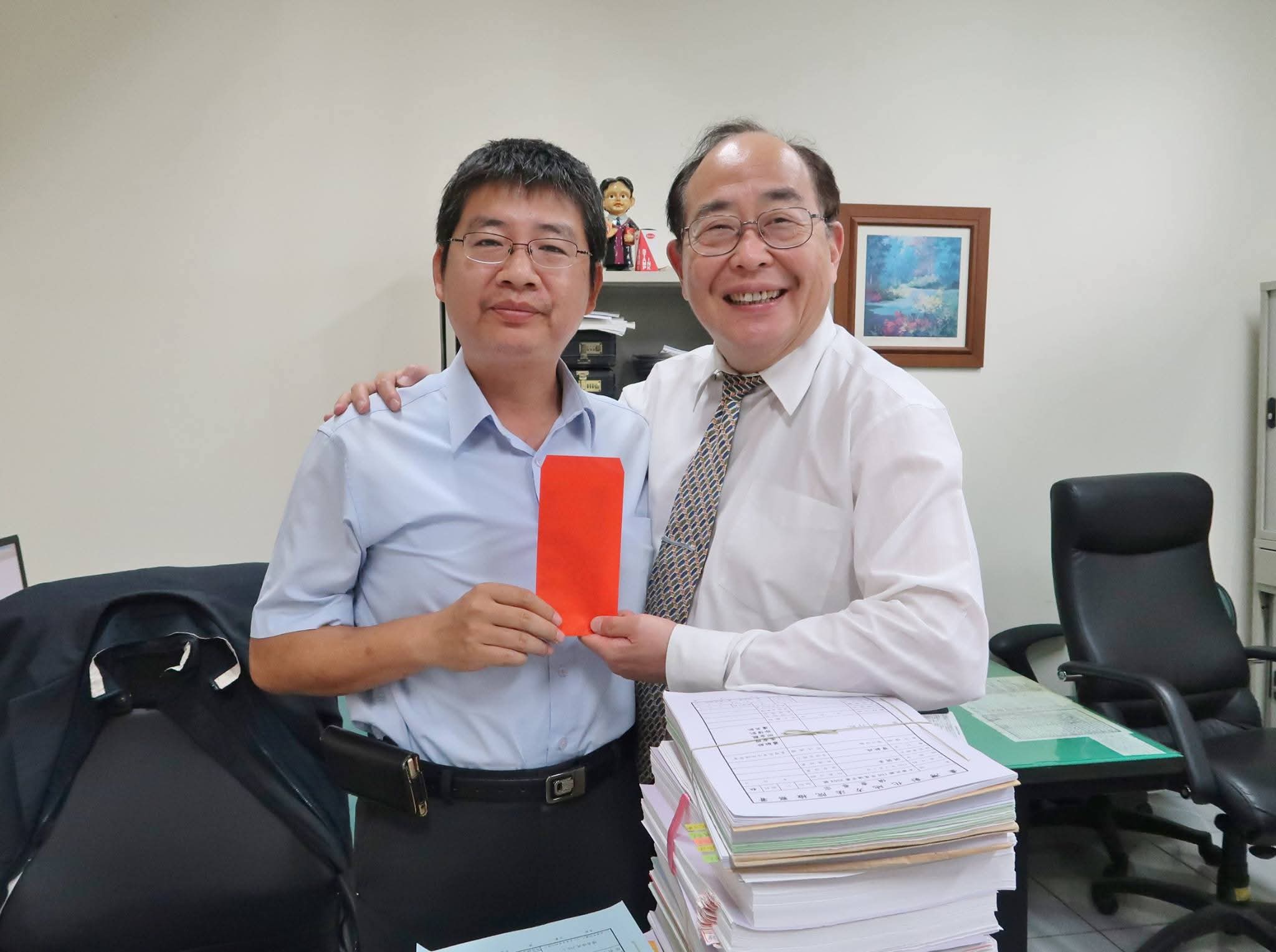 南投地檢署主任檢察官洪英丰（左）晚身體不適，送醫急救。右為時任檢察長黃玉垣致贈生日禮金。（彰檢官網）