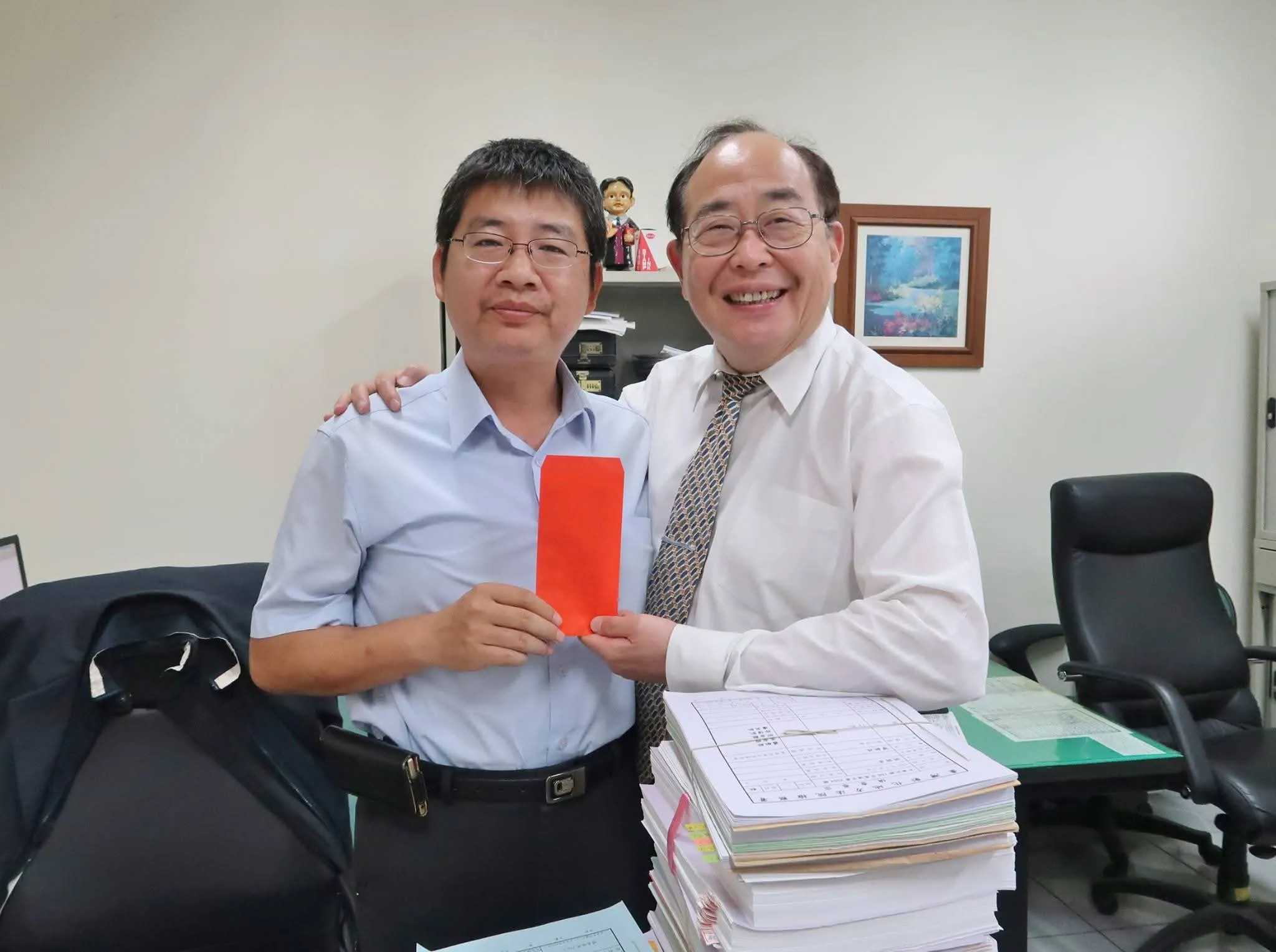 南投地檢署主任檢察官洪英丰（左）晚身體不適，送醫急救。右為時任檢察長黃玉垣致贈生日禮金。（彰檢官網）