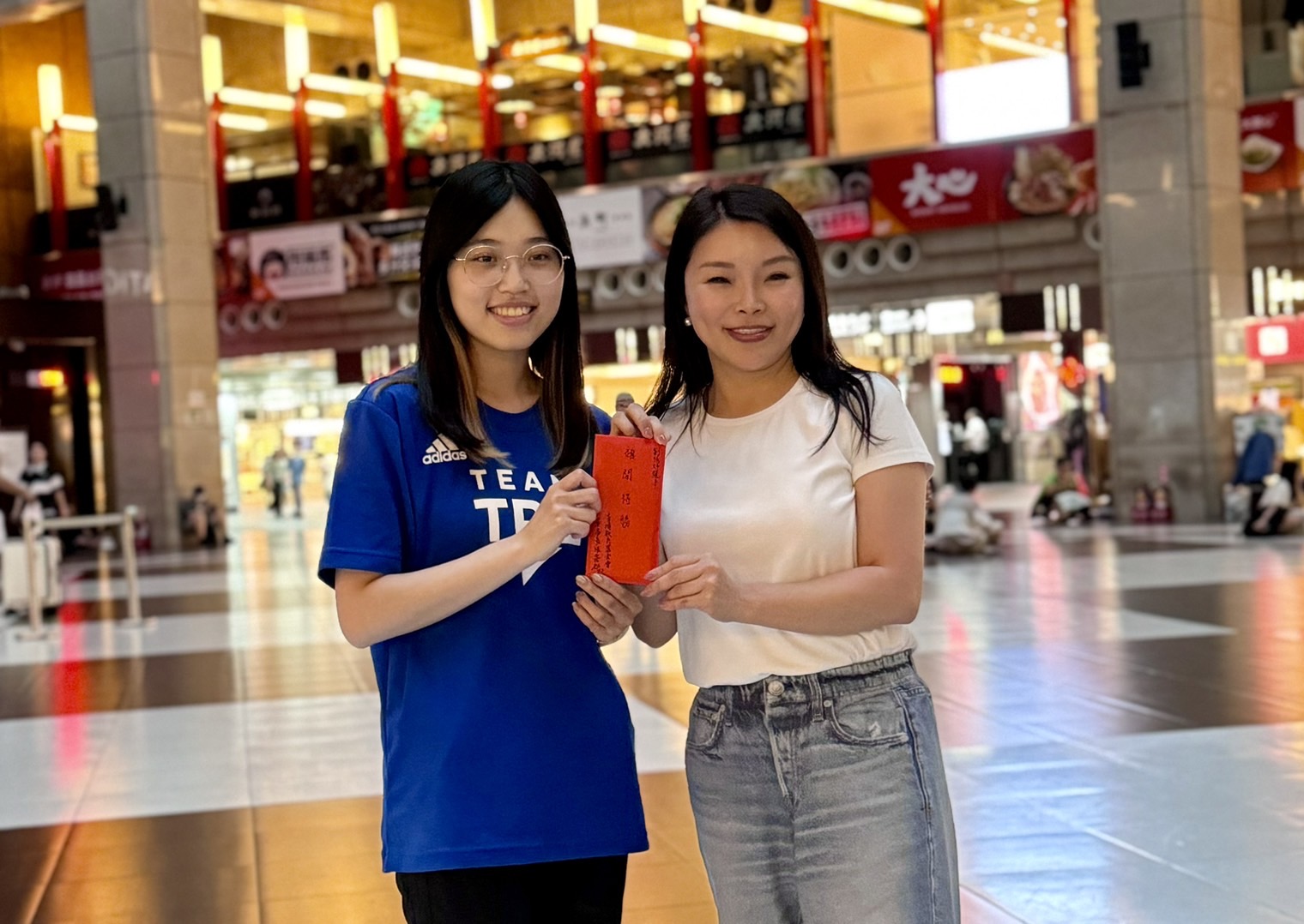 空氣手槍國手劉恆妤今隨隊赴法國，國民黨立委張嘉郡前往致贈加菜金。（立委張嘉郡國會辦公室提供）