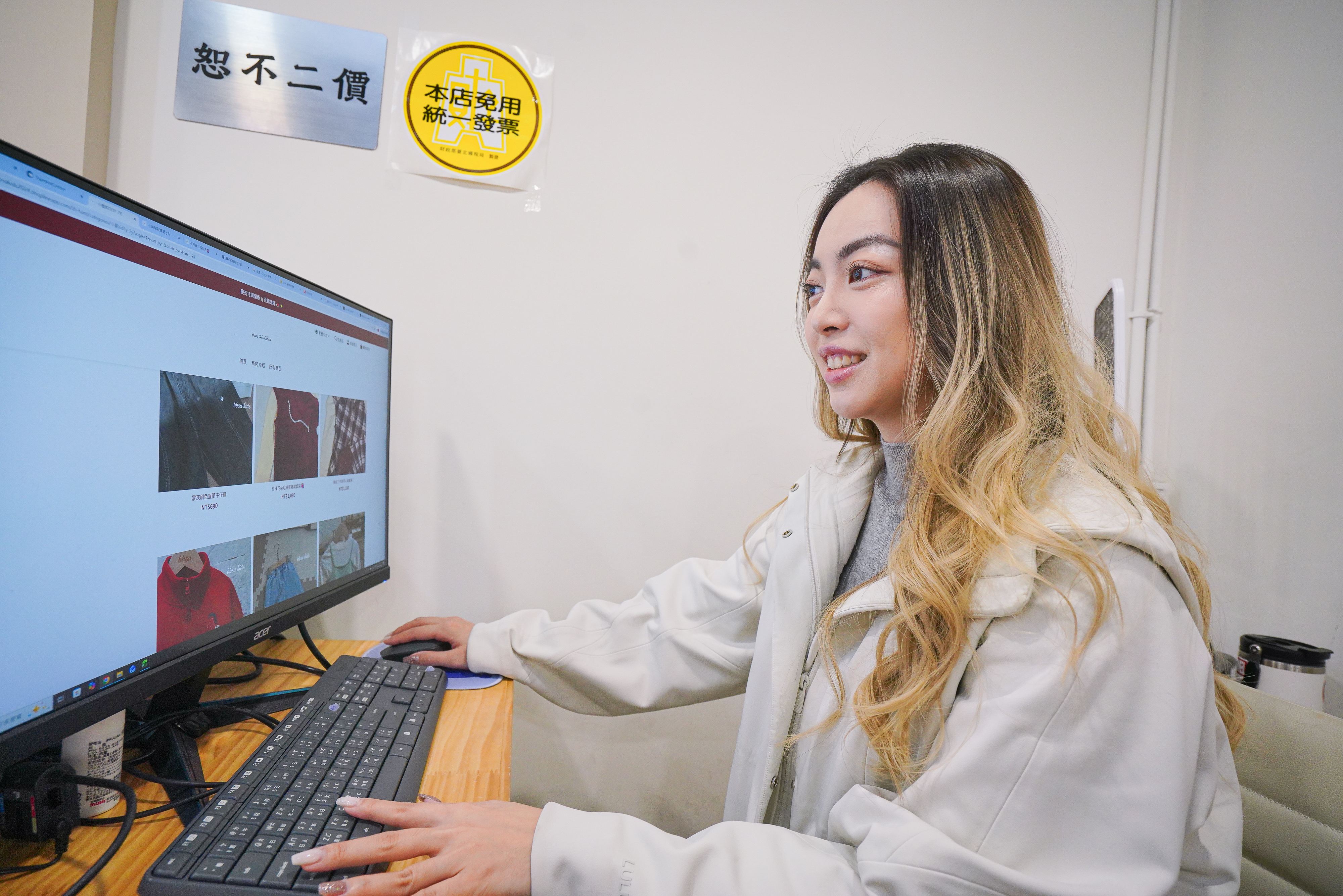 吳珮瑄從零開始學習經營童裝店，花大量時間在網上找貨。