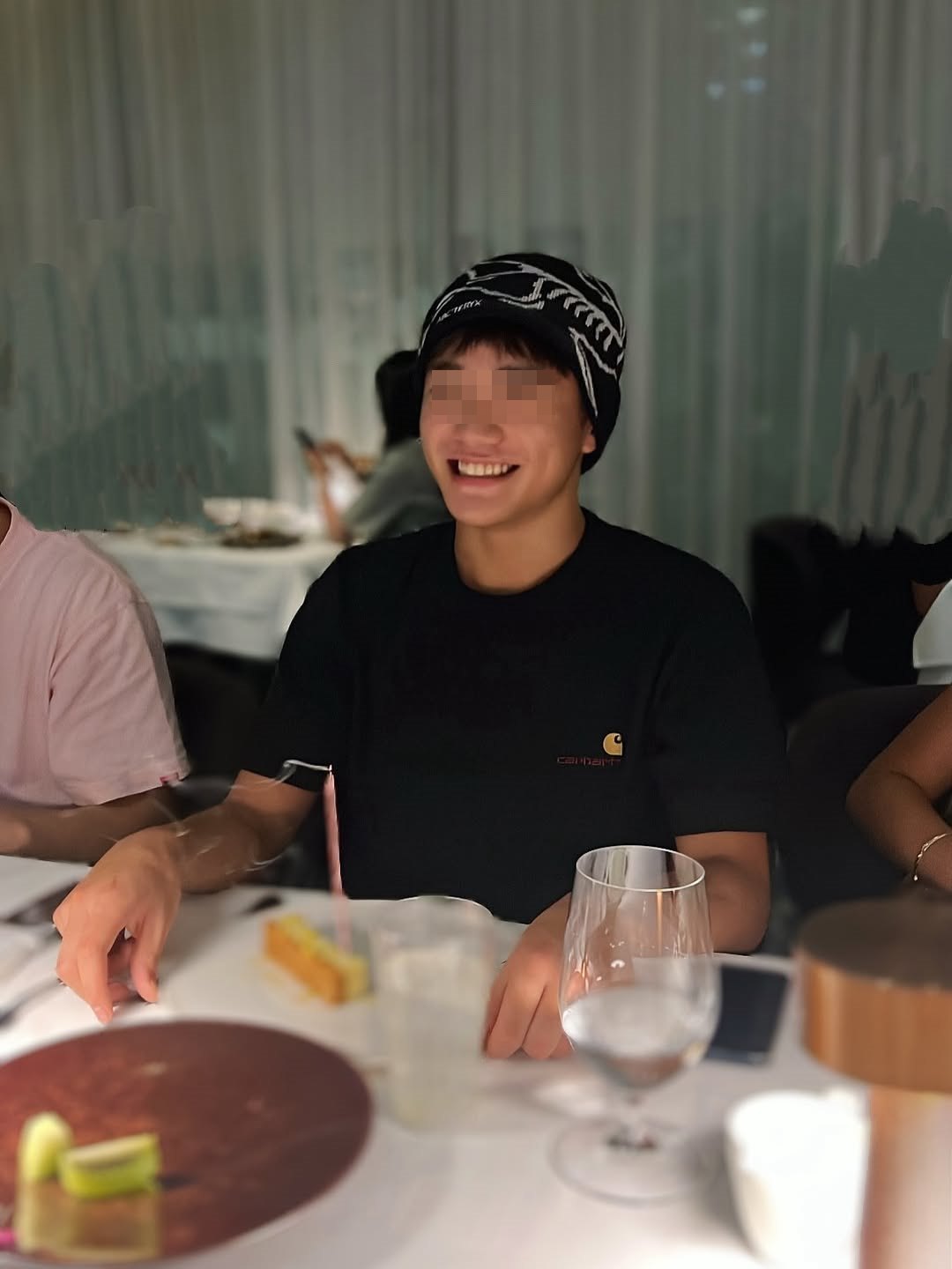 Joe過17歲生日,笑容相當燦爛。(翻攝5400wu IG)