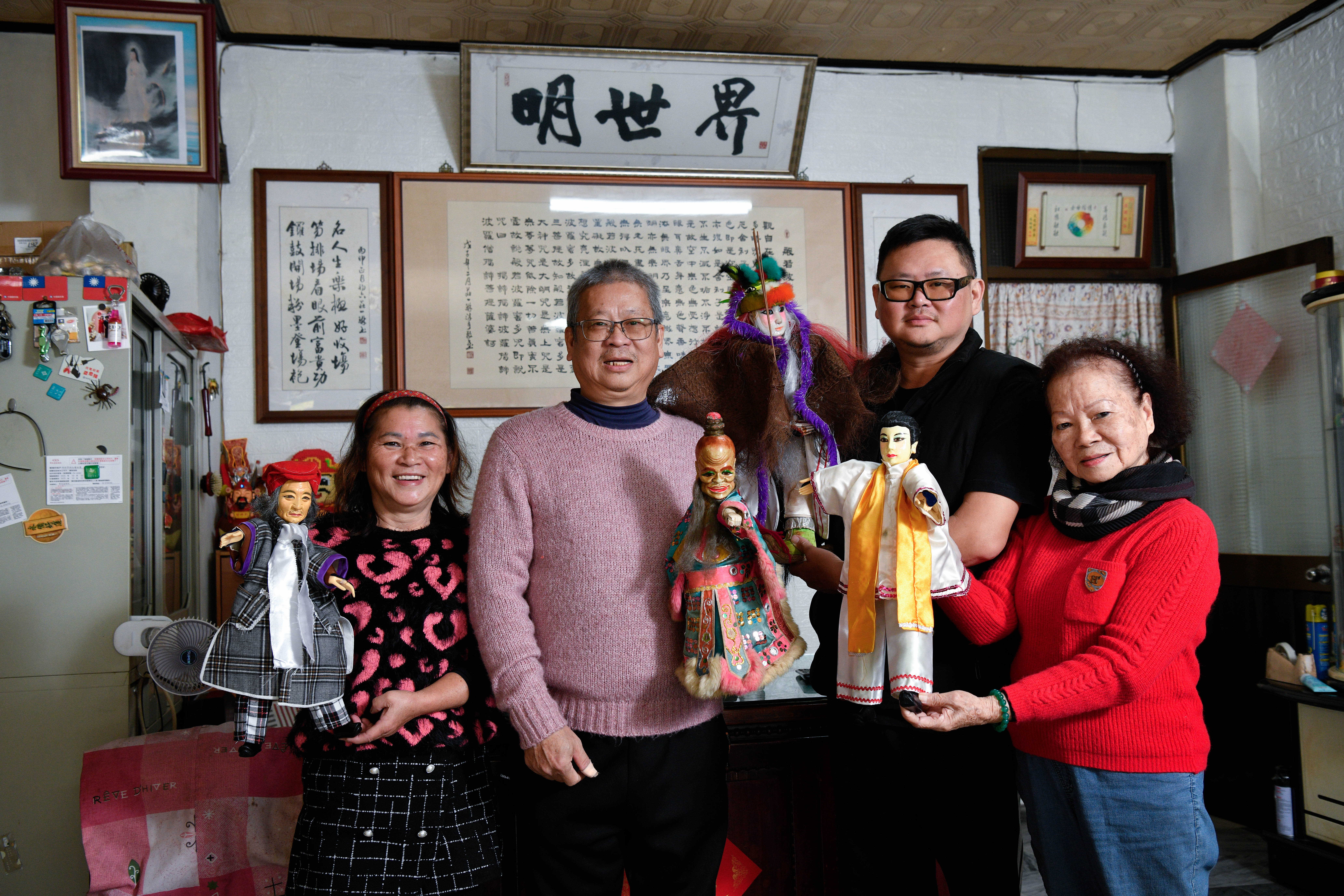 傳承父業的茆國聰（左二），如 今也預計將明世界的招牌交棒至兒子茆宏塼（右二）手中。