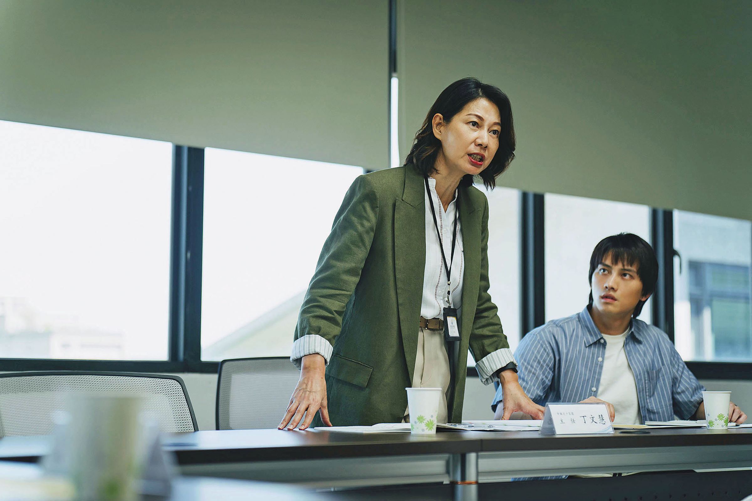 丁寧(左)與范少勳(右)在《失樂園》飾演安置機構的第一線工作人員,被質疑只會乾領高薪。(冬候鳥電影 、文策院提供)