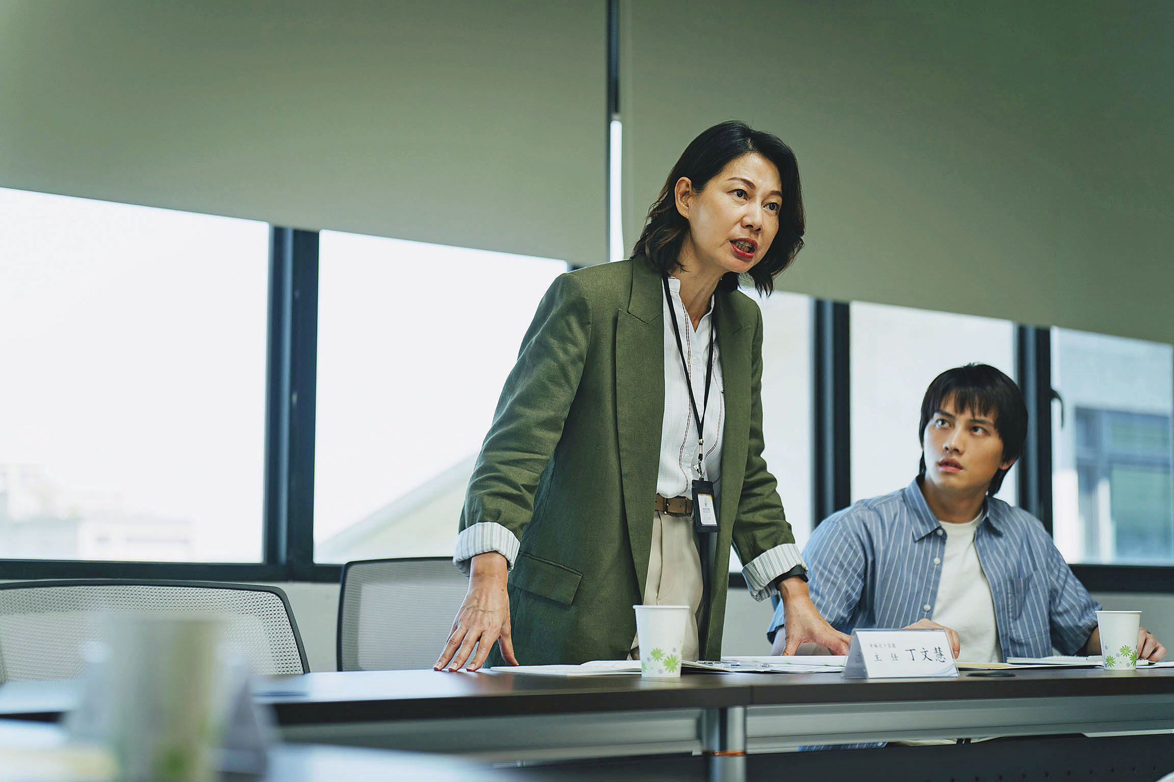 丁寧(左)與范少勳(右)在《失樂園》飾演安置機構的第一線工作人員,被質疑只會乾領高薪。(冬候鳥電影 、文策院提供)
