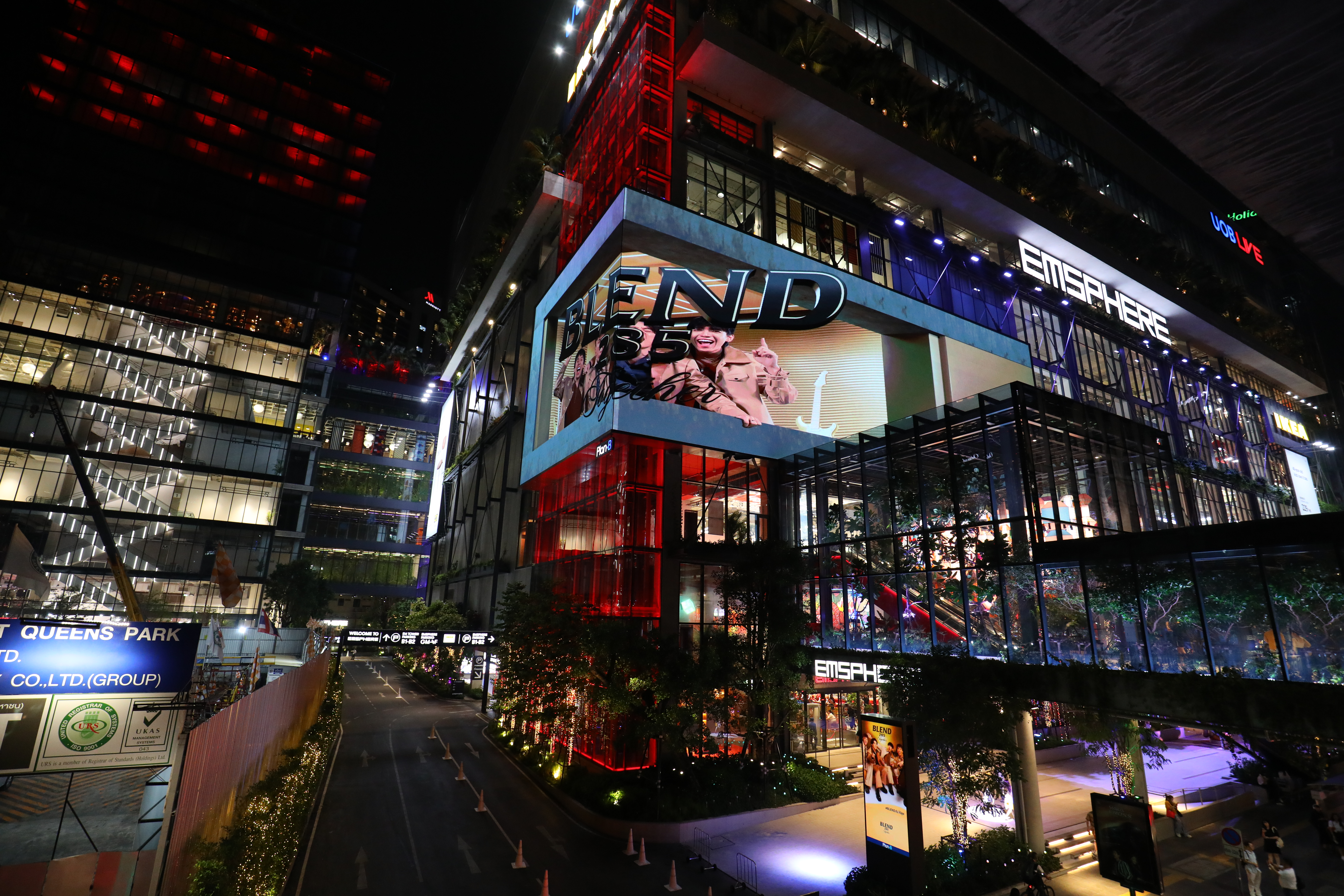 走夜店風的Emsphere，2023年底開幕，建築外的超大螢幕十分吸睛。