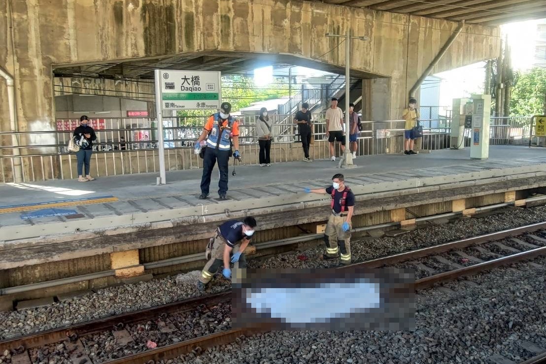 台南大橋火車站發生旅客落軌意外。（翻攝自記者爆料網）