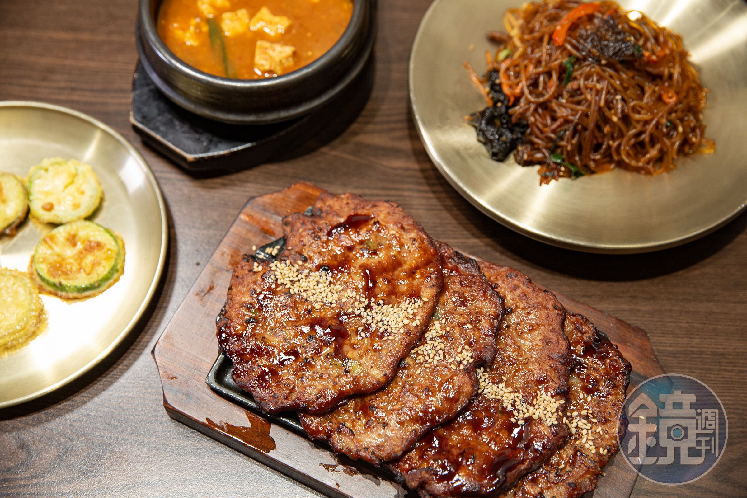 除了招牌大麥飯，香氣十足的「烤牛肉餅」（下，16,000韓元／4片，約NT$330）也是不少饕客必點組合。