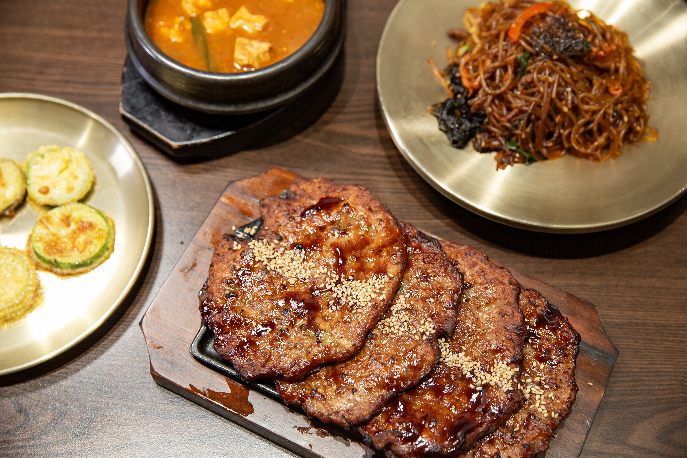 除了招牌大麥飯，香氣十足的「烤牛肉餅」（下，16,000韓元／4片，約NT$330）也是不少饕客必點組合。