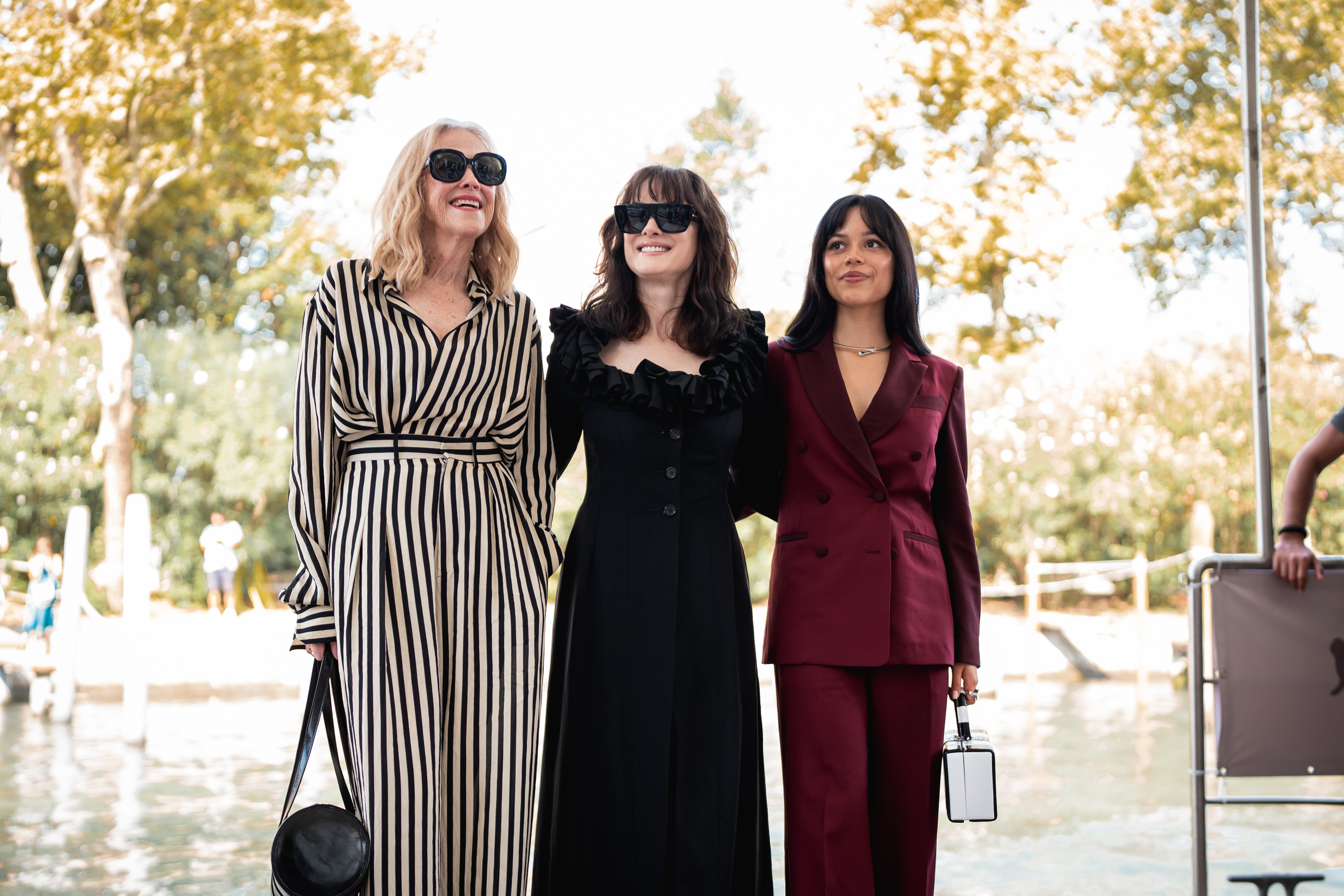 凱薩琳奧哈拉（左起）、薇諾娜瑞德、珍娜奧特嘉抵達威尼斯。（華納兄弟提供）