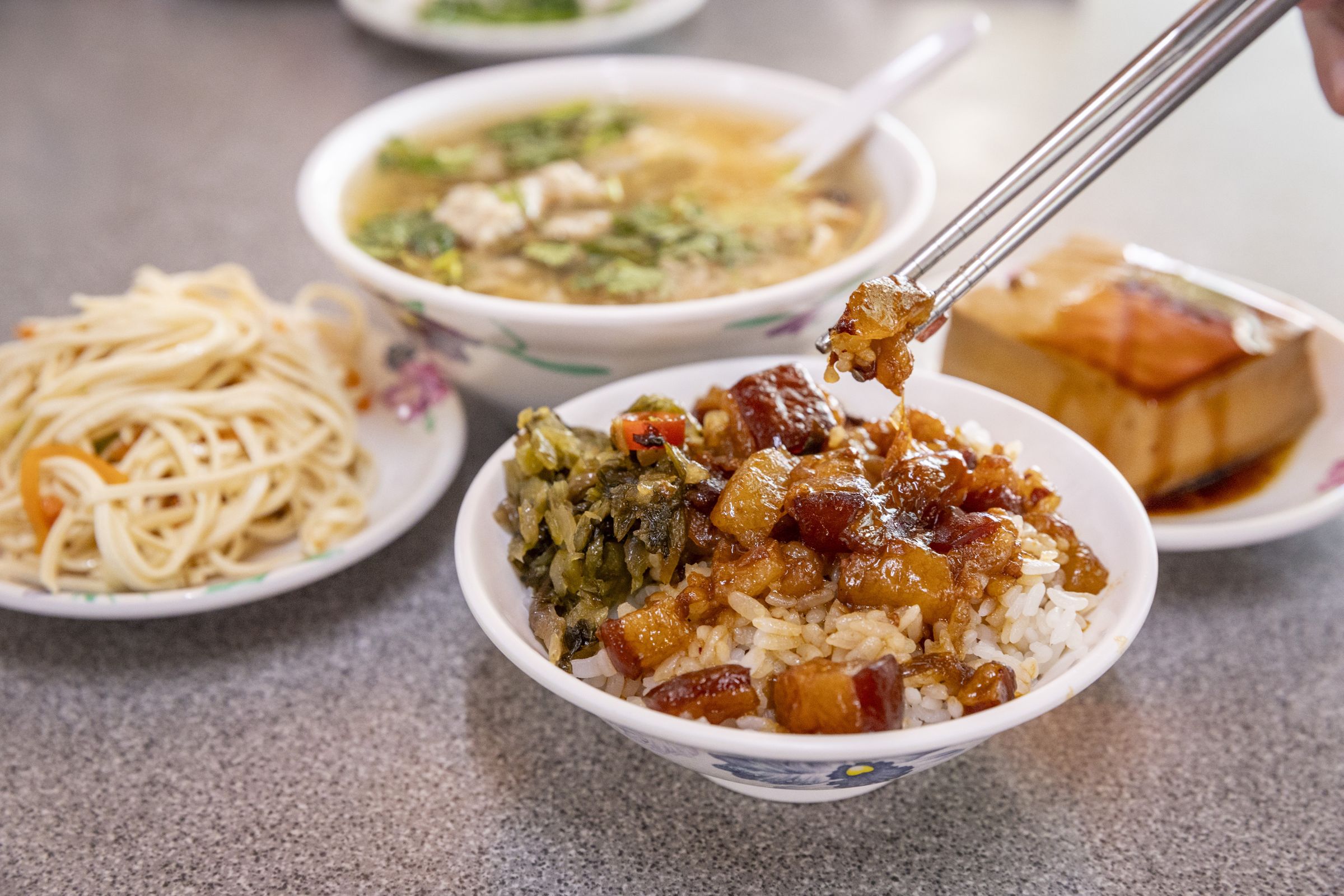 「香滿園」的滷肉飯清早上桌，搭配各式小菜，就是豐盛飽足的一餐。