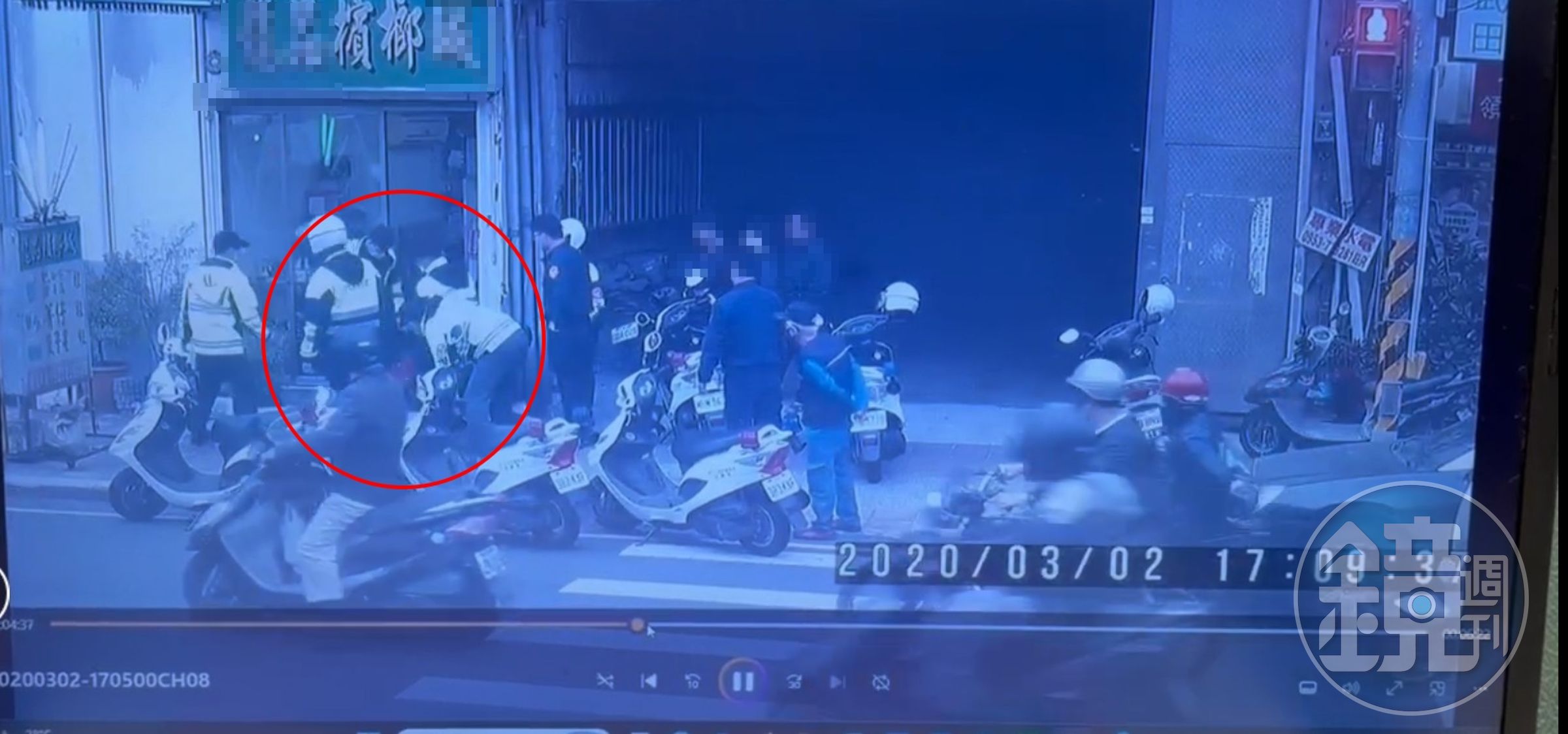 吳姓男子在新北市新莊某檳榔攤咆哮，警方獲報派出5名警員到場壓制。（讀者提供）