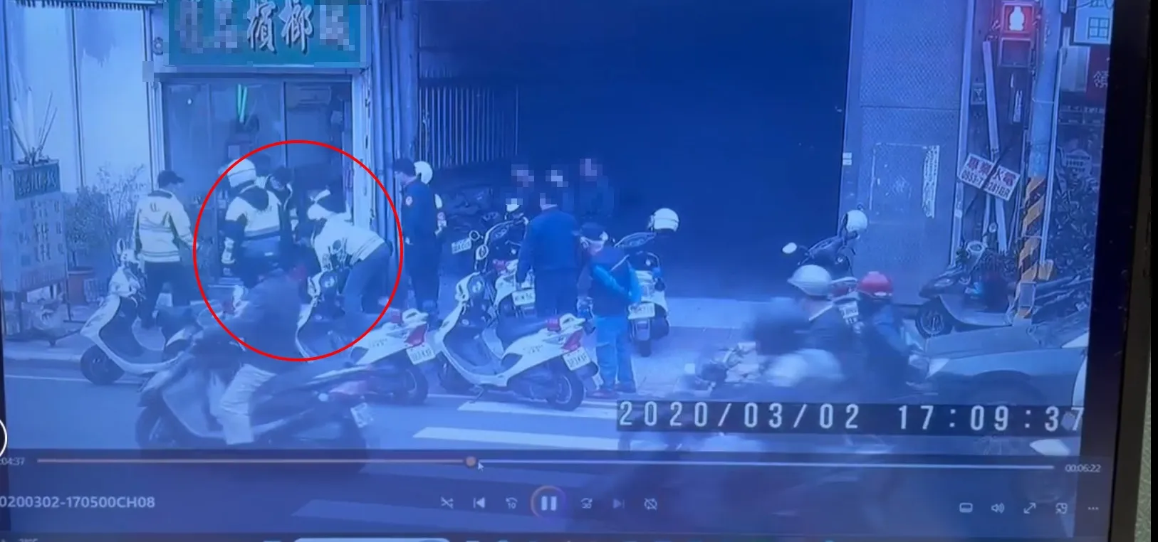 吳姓男子在新北市新莊某檳榔攤咆哮，警方獲報派出5名警員到場壓制。（讀者提供）