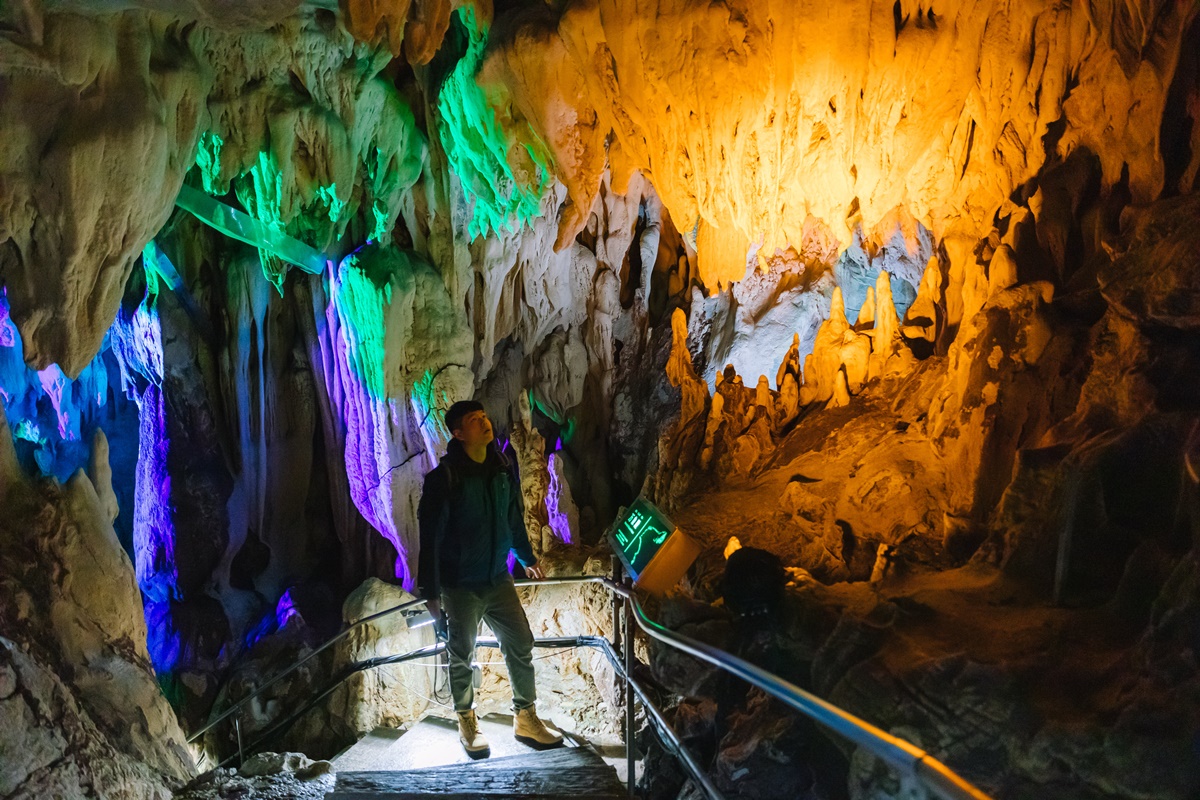 結合光雕投影的「龍河洞」，多了奇幻感。