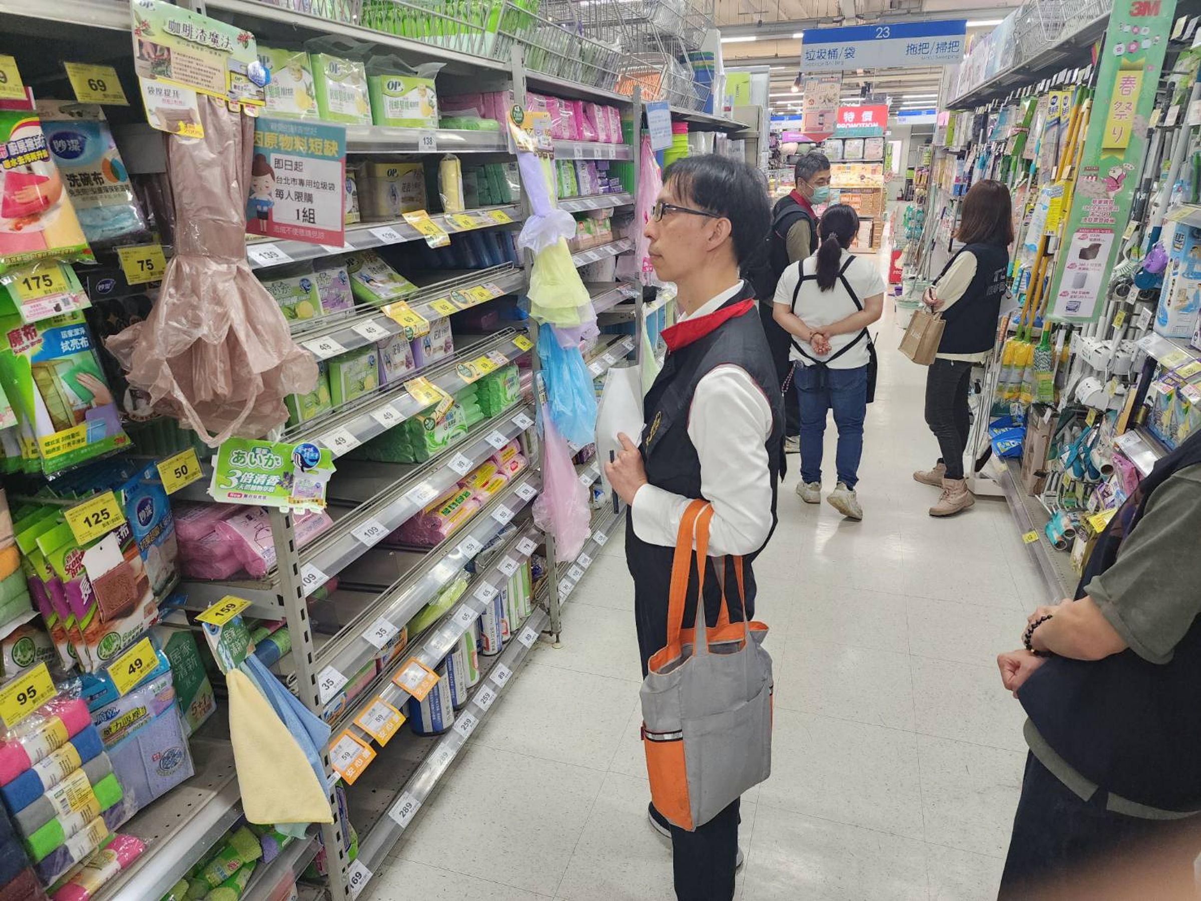北檢攜手警調與北市府強勢查訪大賣場塑化製品,確保供需平穩及物價穩定。(北檢提供)