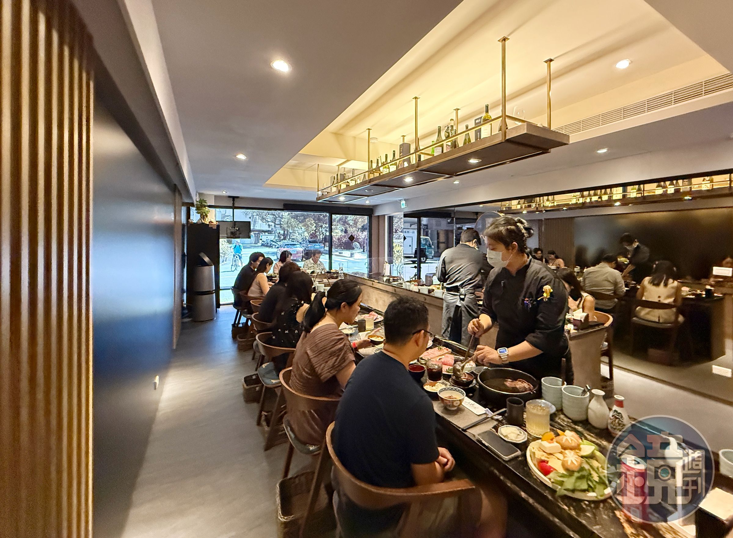 U型吧台讓客人能近距離欣賞食材烹調過程並與主廚互動，也設有私人包廂。