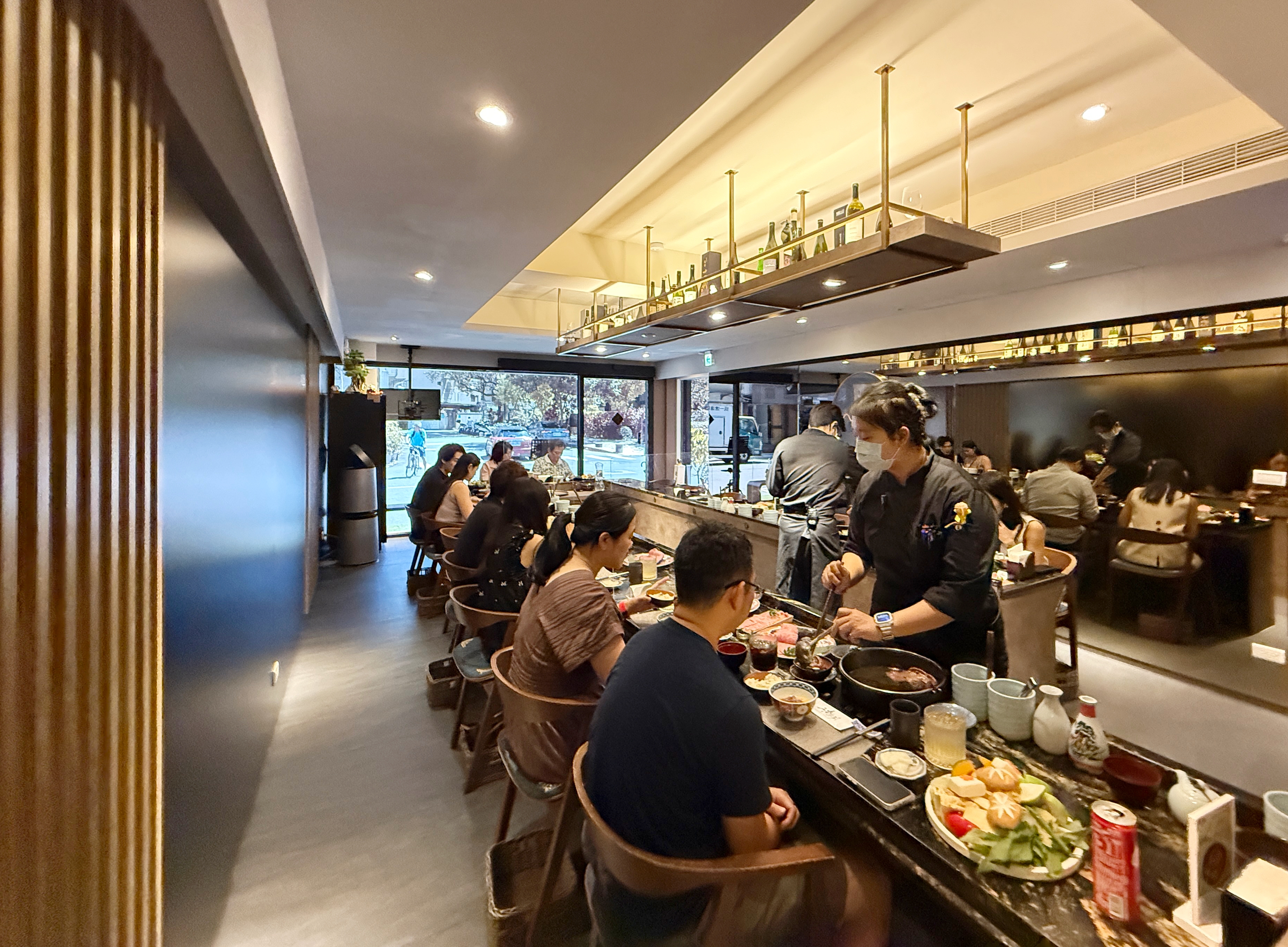 U型吧台讓客人能近距離欣賞食材烹調過程並與主廚互動，也設有私人包廂。