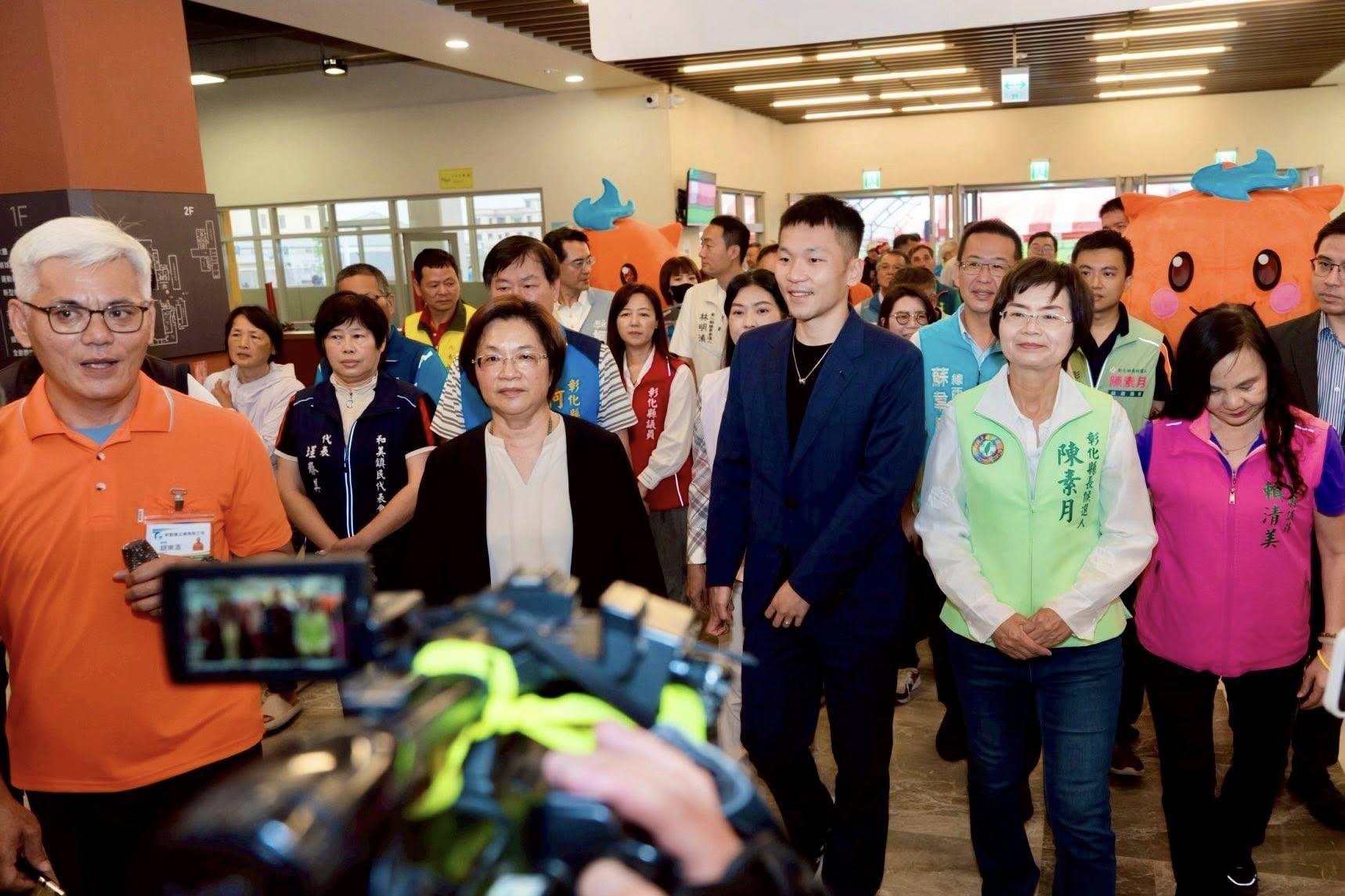 李洋昨來到彰化和美出席運動中心啟用典禮，王惠美乘機遞交文件爭取經費，但李洋沒有收下，僅表示「預算沒有通過」。（翻攝自陳素月臉書）