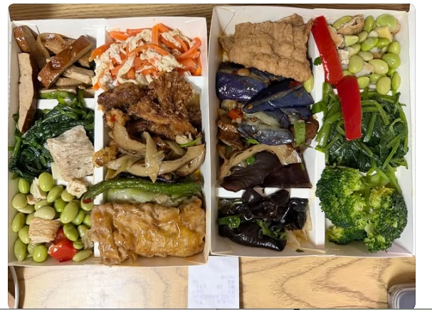 一名網友傻眼到素食自助餐2盒秤重竟要646元。（翻攝自Threads）