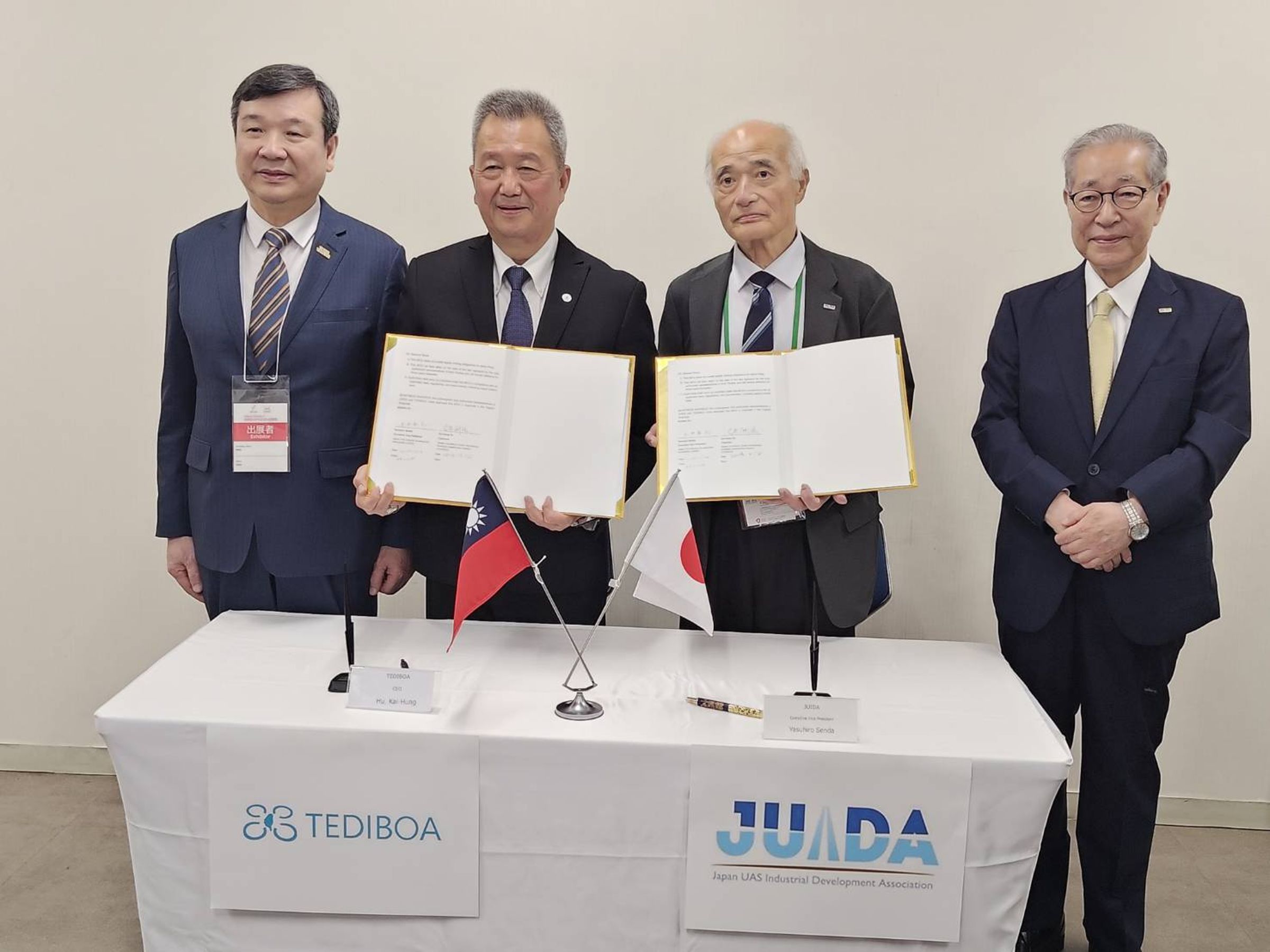 無人機聯盟主席暨漢翔公司董事長胡開宏（左二），在外交部駐日本代表處李逸洋大使的見證下（左一），與日本無人機產業發展協會副理事長千田泰弘（右二）簽署合作備忘錄，期望藉此加速台灣廠商產品進入日本市場。（漢翔提供）