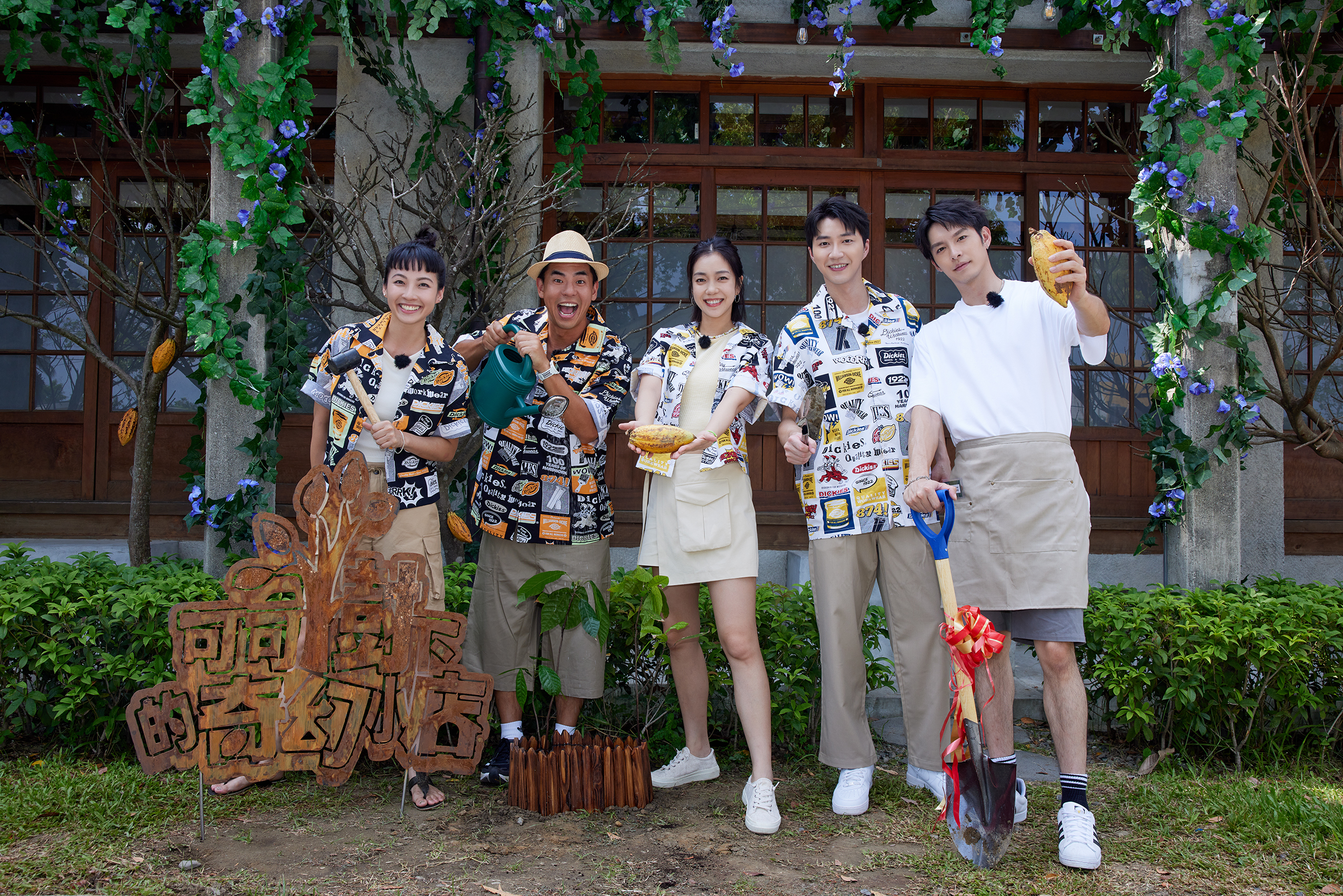 黃湘婷、柯有倫、大霈、江宏傑、曹佑寧在屏東錄影。（LINE TV提供）