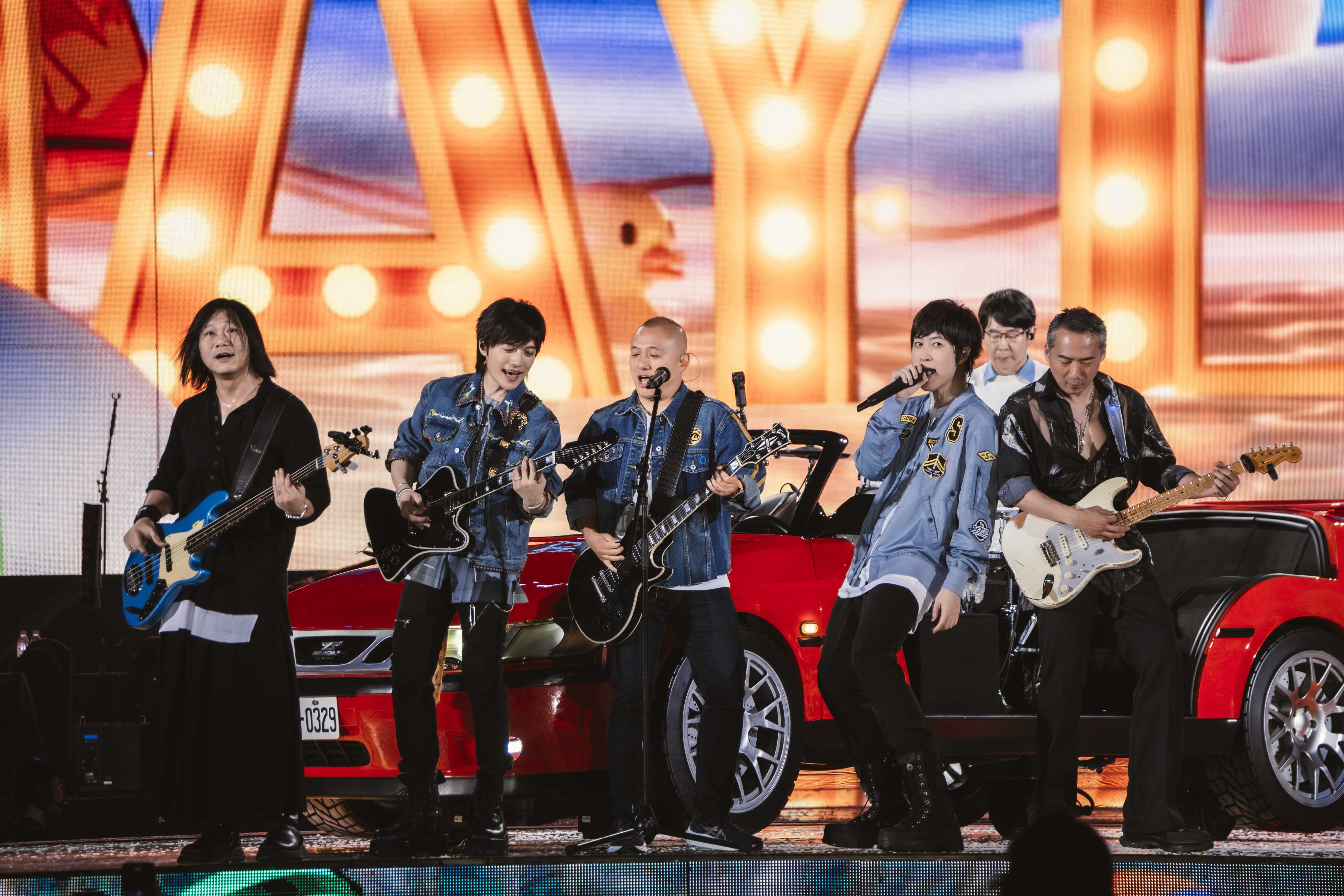 張國璽現身上海站演唱會，與五月天合唱〈我愛夏天〉，台上親暱互動引爆全場尖叫。（相信音樂提供）