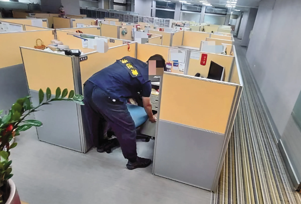 海巡署人員搜索是方電訊，已掌握走私的關鍵證據。（海巡署偵防分署提供）