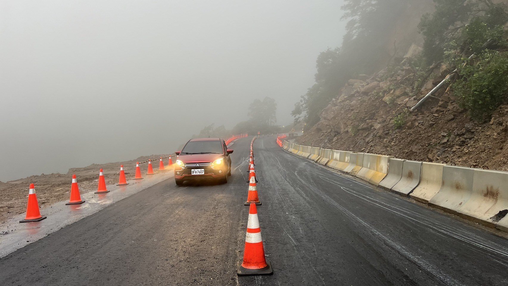 新北市金山區台2甲線5.25k八煙路段經公路局北區養護分局全力搶修，已於今（7）日6時30分恢復雙向通行。（公路局提供）