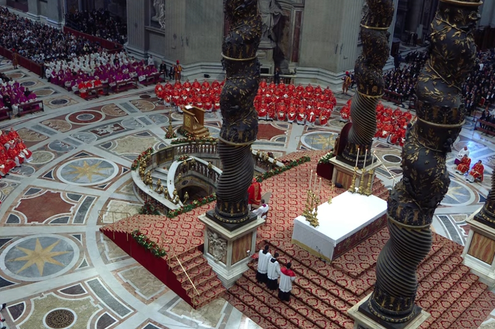 秘密會議開始前，樞機主教們於聖伯多祿教堂舉行了最後一場彌撒，由91歲的樞機團團長若翰‧雷主持。（翻攝自梵蒂岡新聞直播）