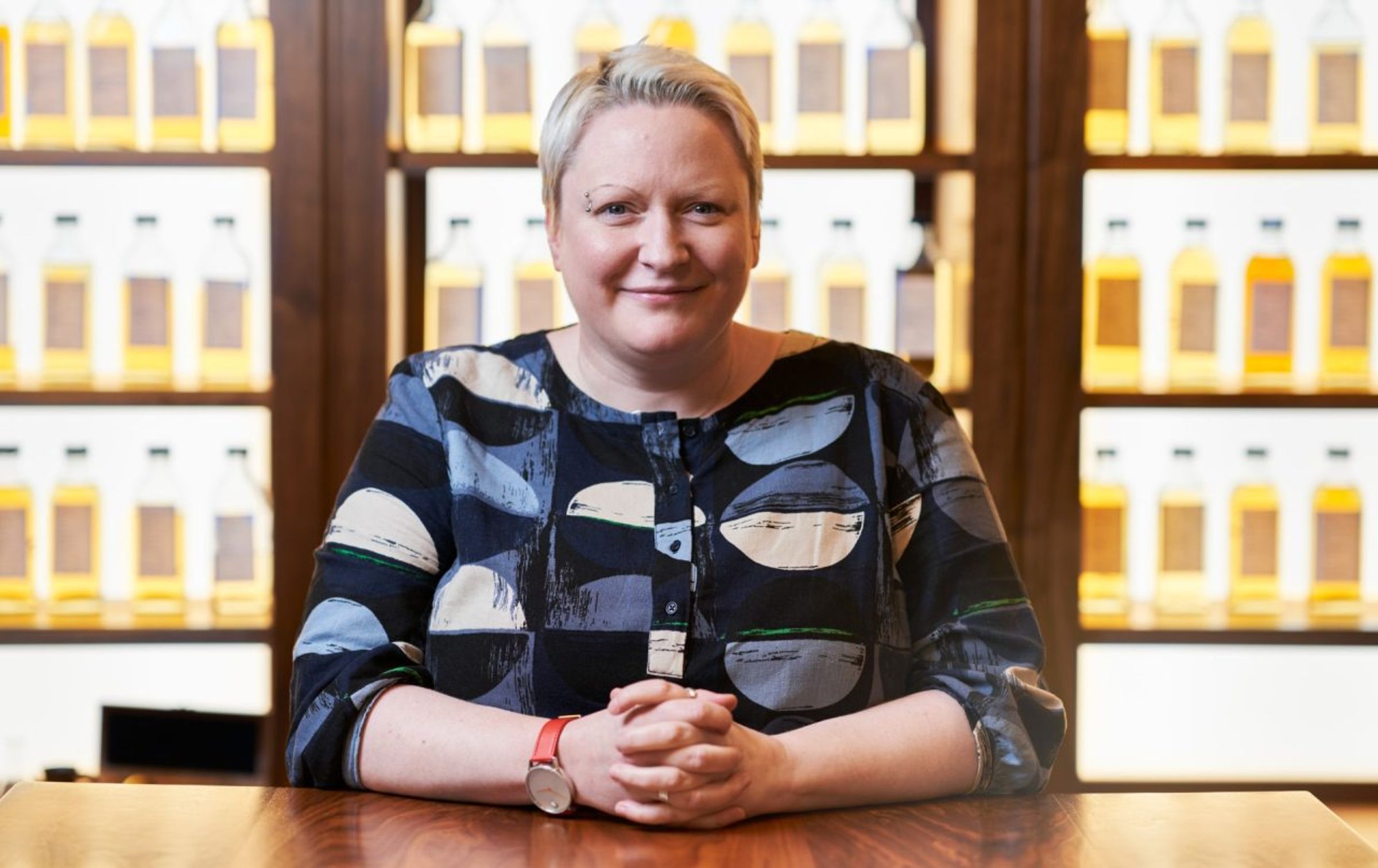 Johnnie Walker 首席調酒師 Emma Walker，親手操刀XR Premier配方設計，將Port Dundas珍稀酒液融入品牌一貫的醇順風格中。