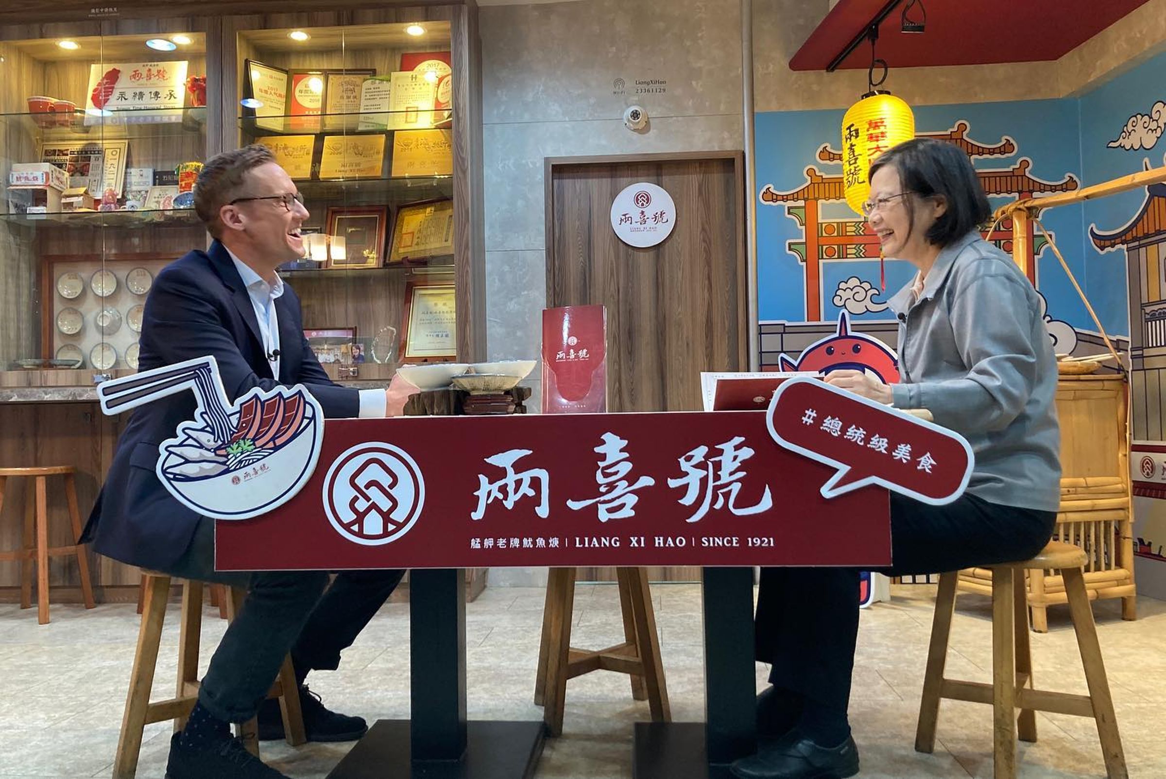 2021年前總統蔡英文在兩喜號接受CNN採訪,讓兩喜號登上國際。(兩喜號提供)