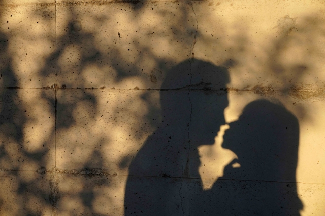 已婚護理師偷吃已婚醫師，並在醫院內發生性關係，醫師元配發現鹹濕對話紀錄後，將她告上法院求償69萬。（示意圖，PhotoAC）