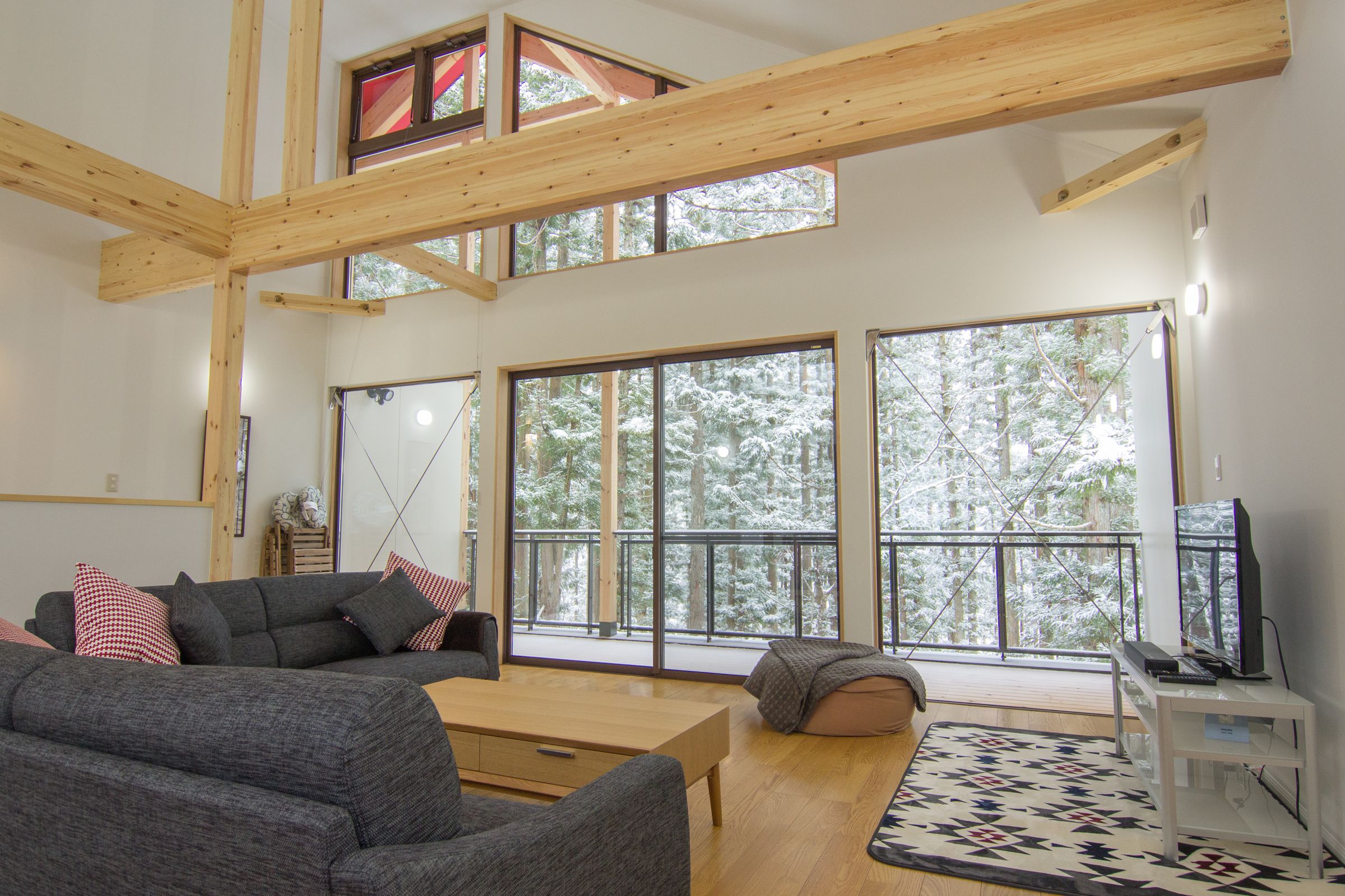 北安曇郡白馬村「森之小木屋 」房內就能眺望森林雪景。(Booking.com提供)